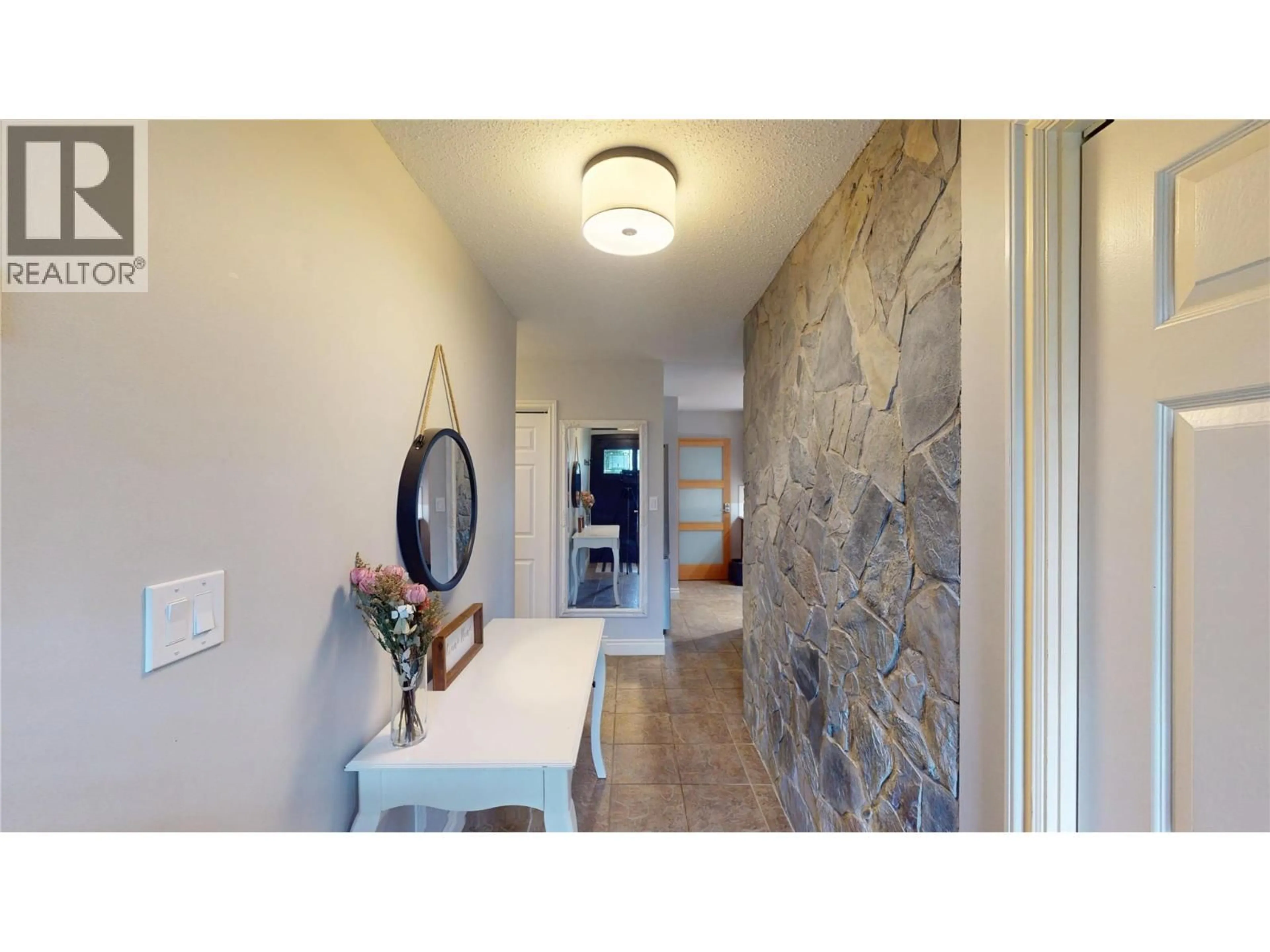 Indoor entryway for 704 12TH AVENUE SOUTH, Cranbrook British Columbia V1C2T2