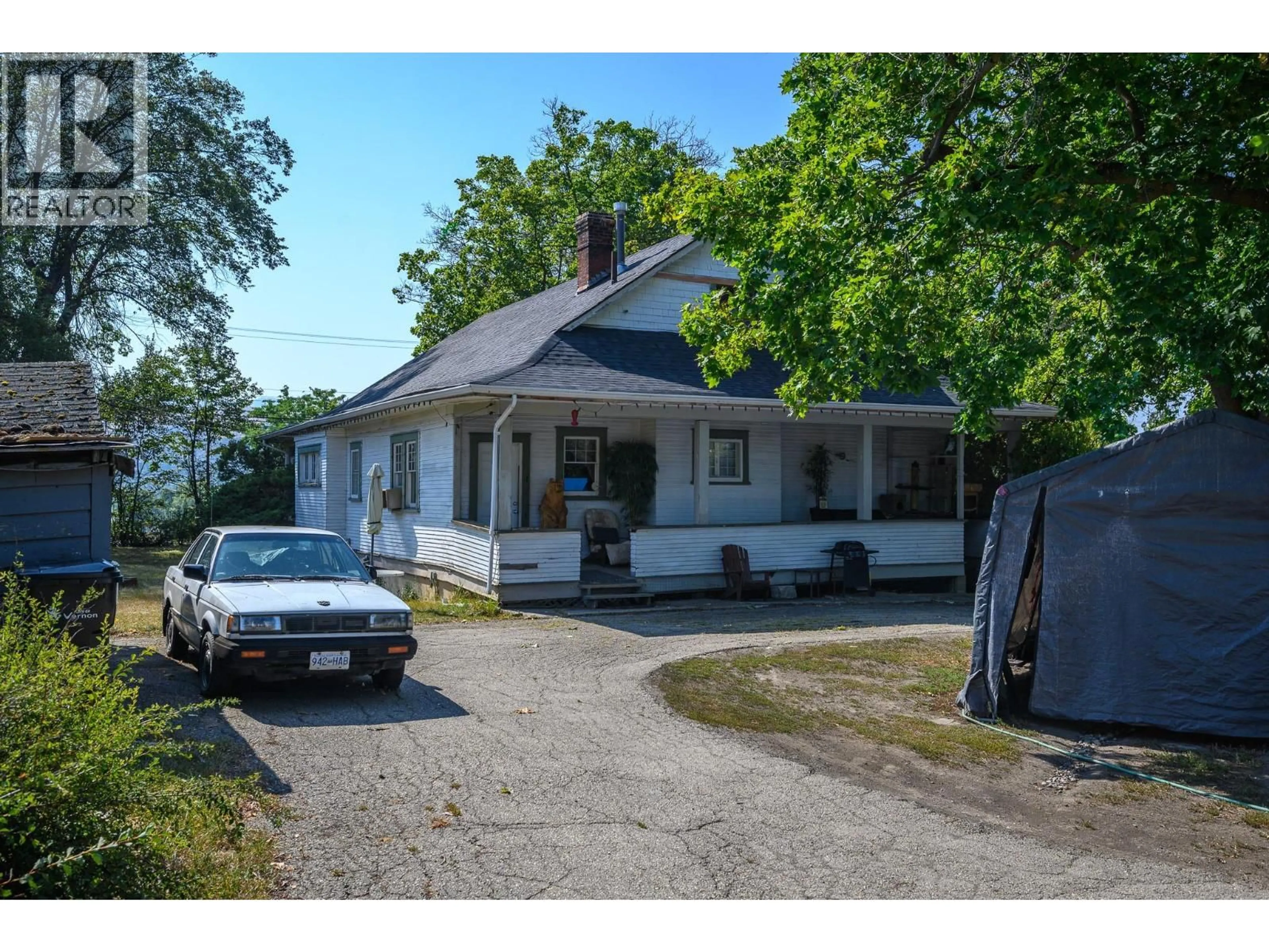 A pic from outside/outdoor area/front of a property/back of a property/a pic from drone, street for 975 25 AVENUE, Vernon British Columbia V1B3B4