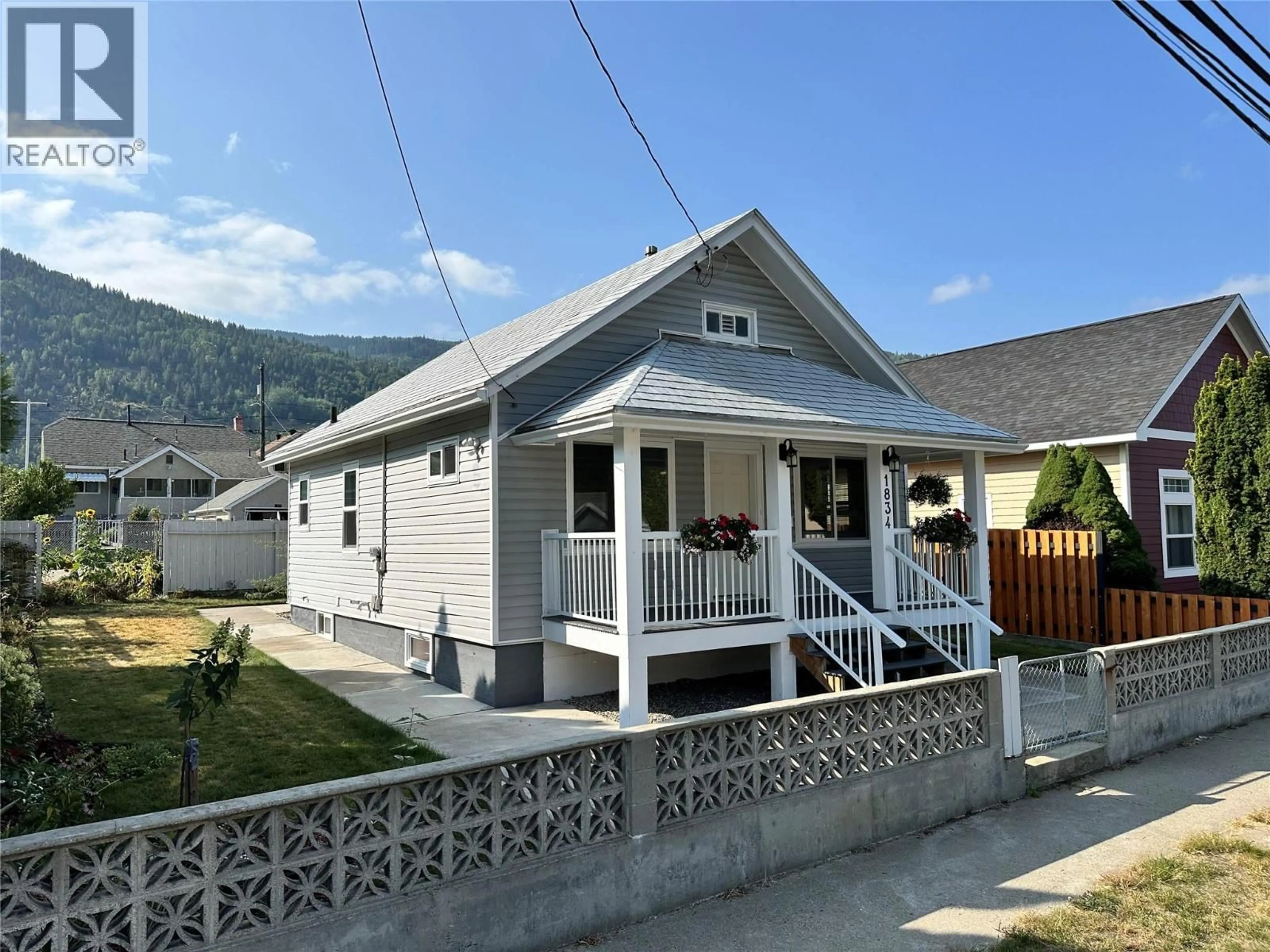 Home with vinyl exterior material, street for 1834 FIFTH AVENUE, Trail British Columbia V1R1V2