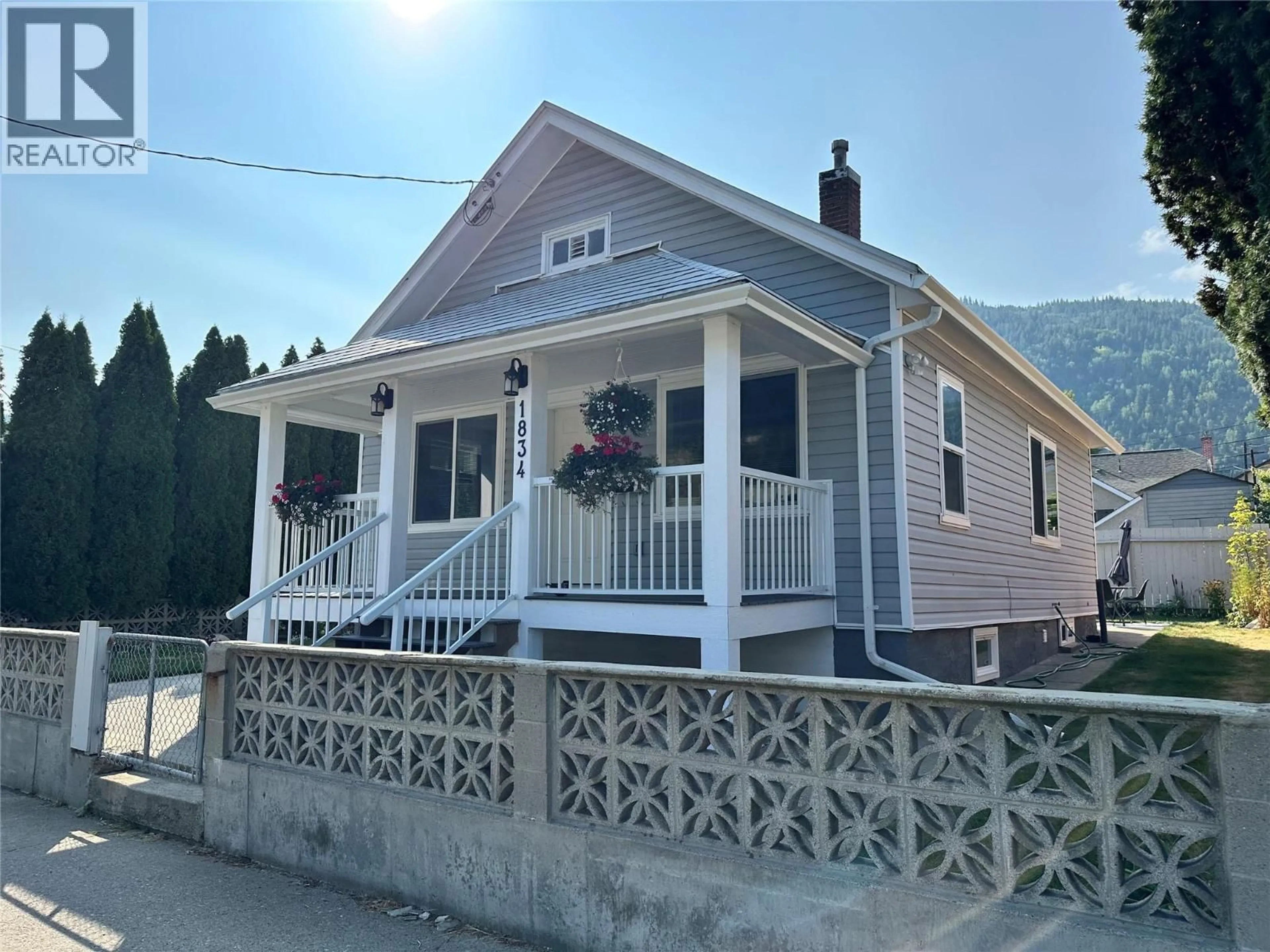 Home with vinyl exterior material, street for 1834 FIFTH AVENUE, Trail British Columbia V1R1V2