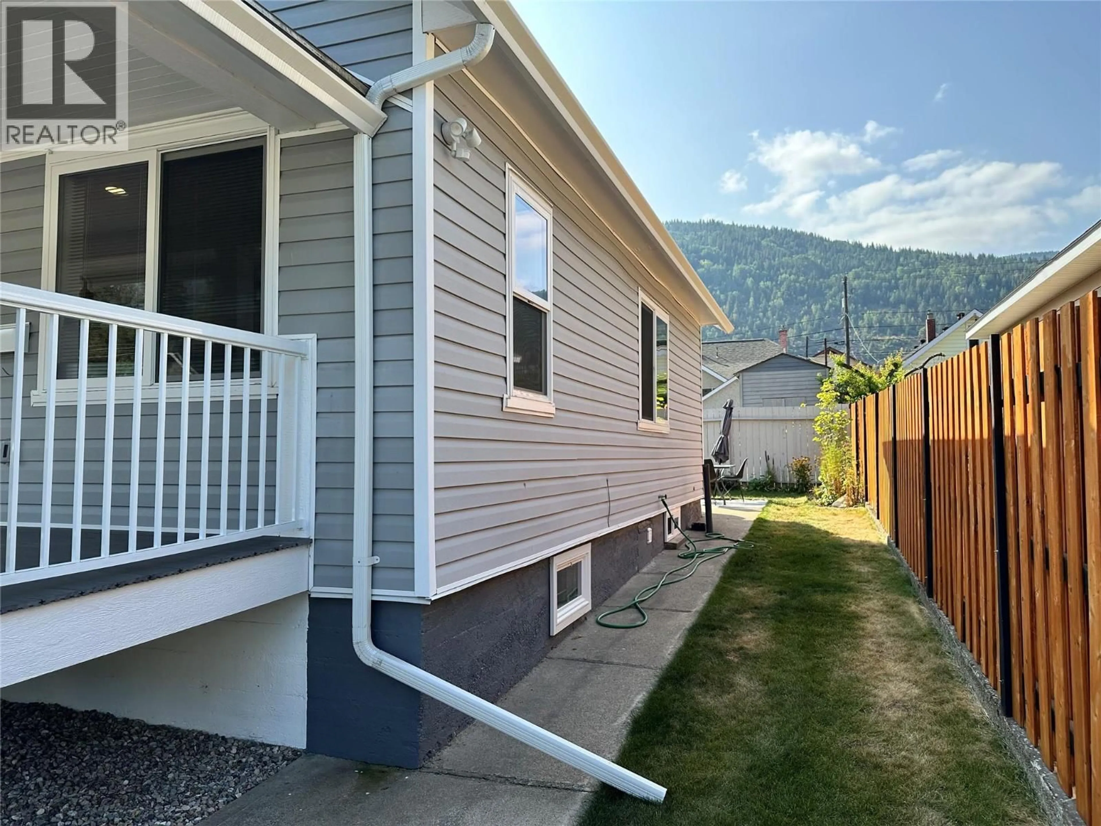 Home with vinyl exterior material, mountain view for 1834 FIFTH AVENUE, Trail British Columbia V1R1V2
