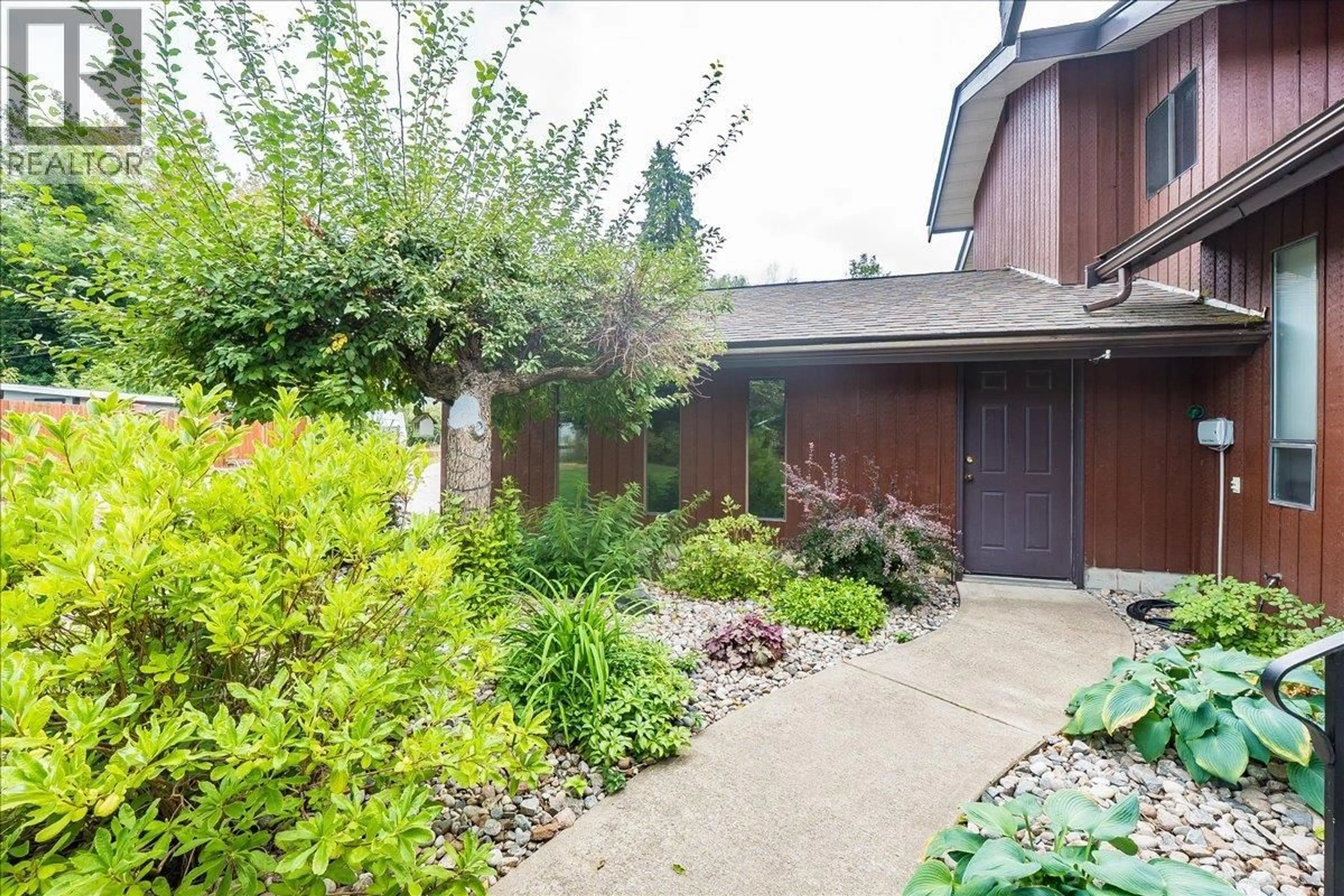Patio, street for 828 8TH AVENUE, Montrose British Columbia V0G1P0