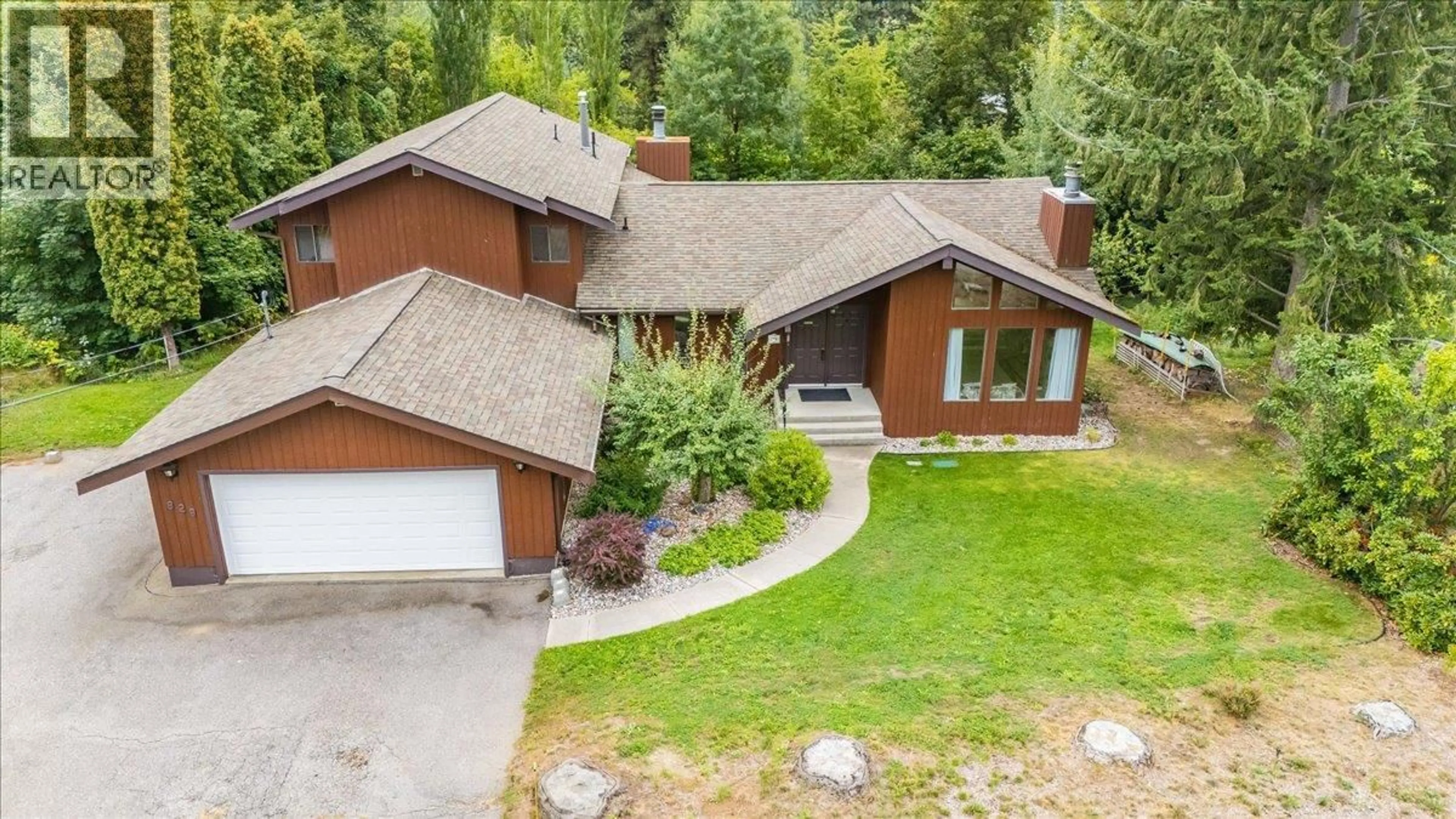 A pic from outside/outdoor area/front of a property/back of a property/a pic from drone, mountain view for 828 8TH AVENUE, Montrose British Columbia V0G1P0