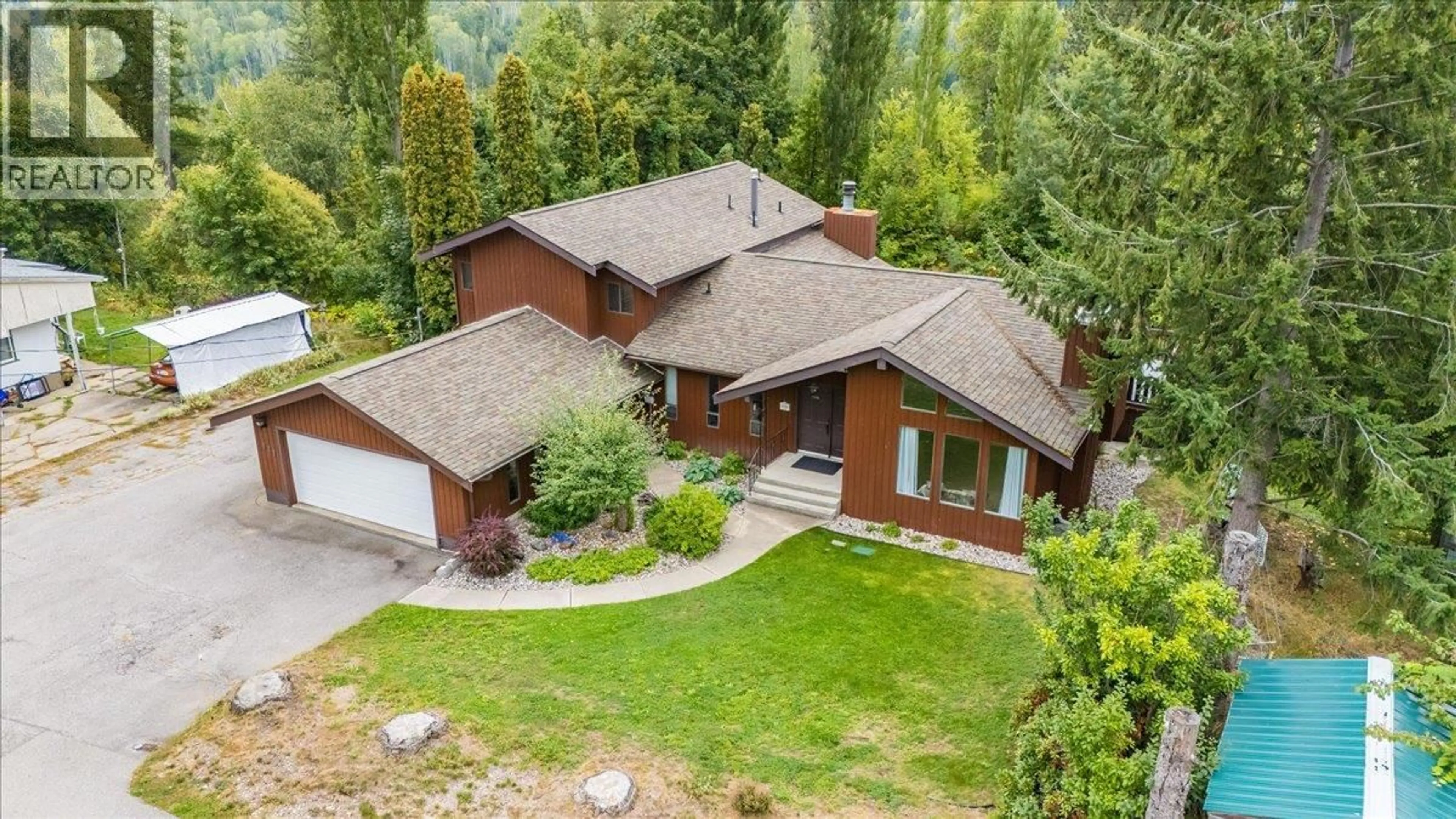 A pic from outside/outdoor area/front of a property/back of a property/a pic from drone, unknown for 828 8TH AVENUE, Montrose British Columbia V0G1P0