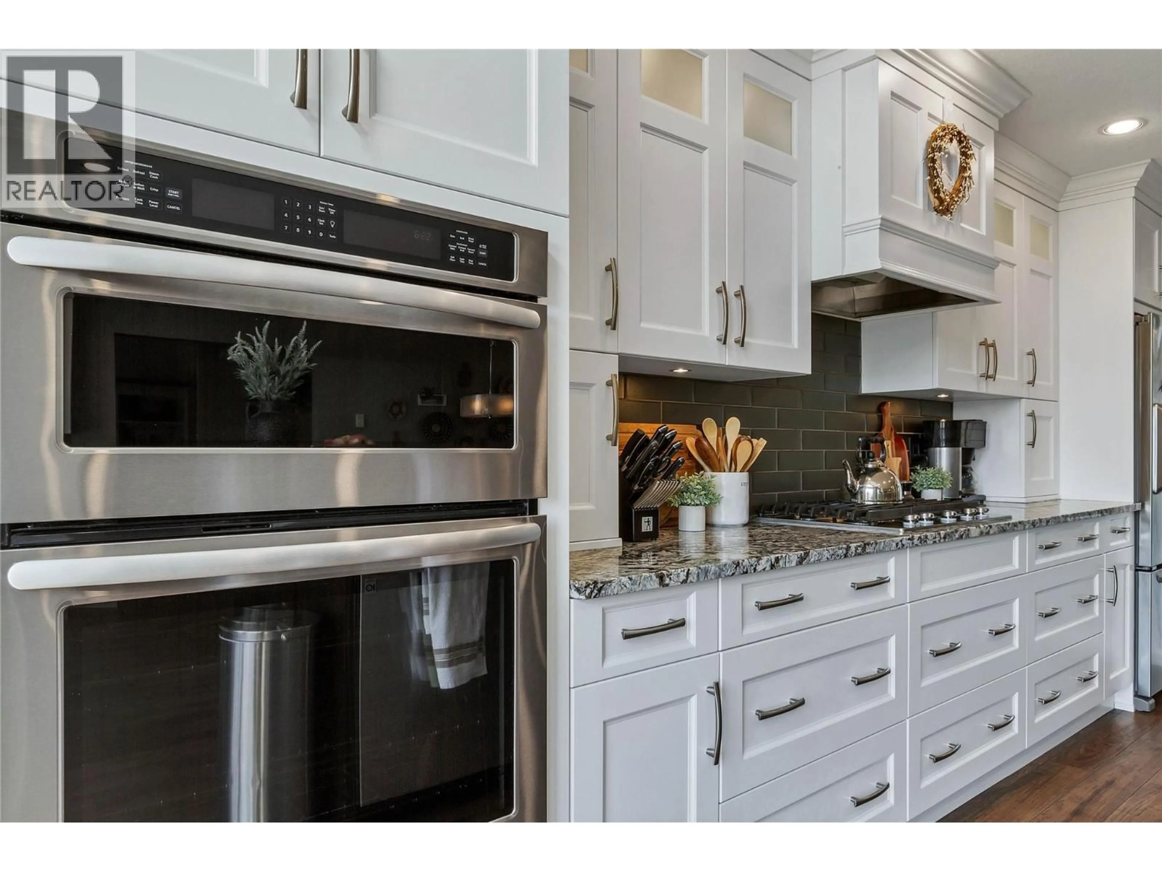 Contemporary kitchen, unknown for 527 TERRACE DRIVE, Coldstream British Columbia V1B2X2