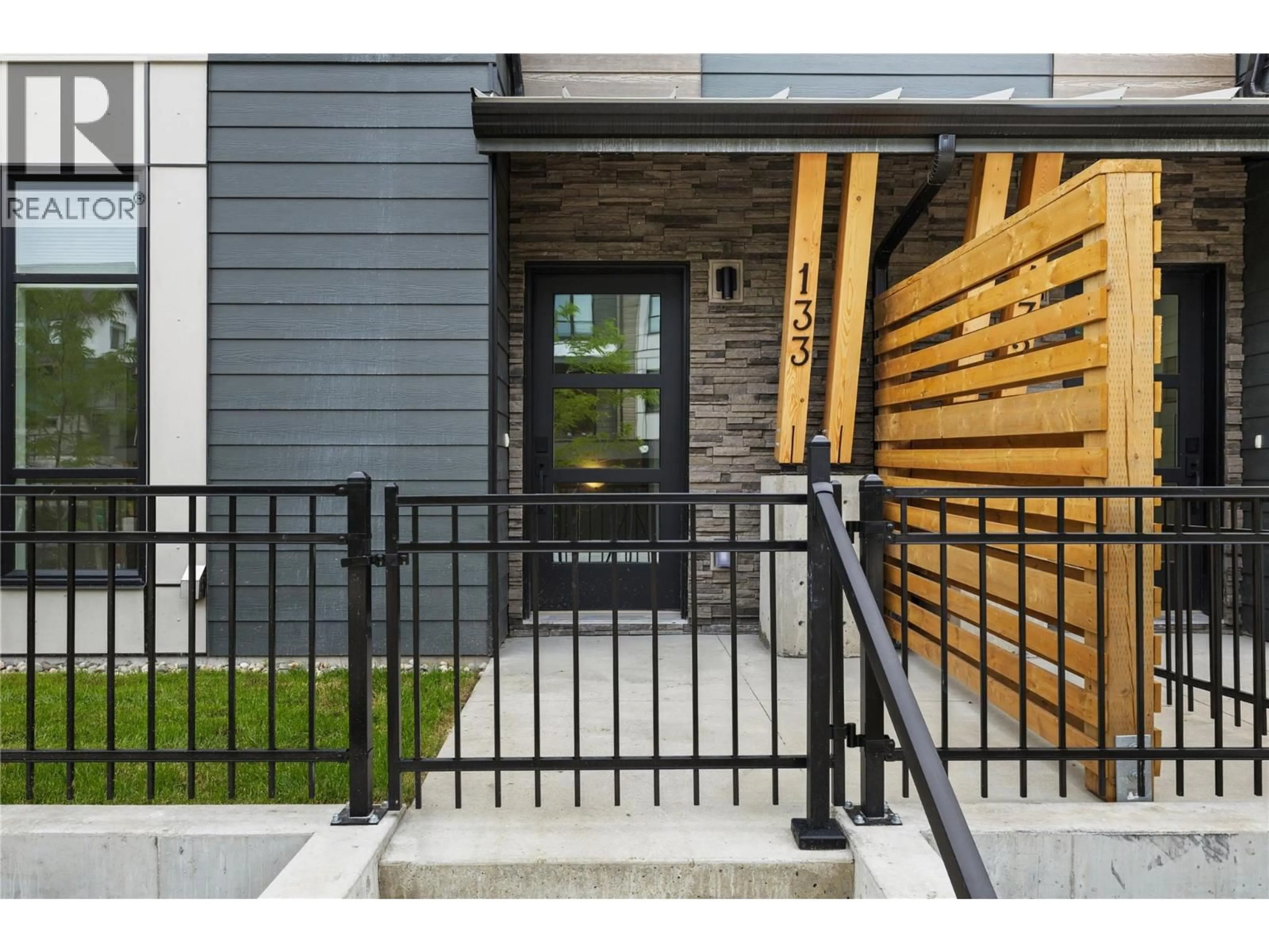 Indoor entryway for 133 - 1455 CARA GLEN COURT, Kelowna British Columbia V1V3B8