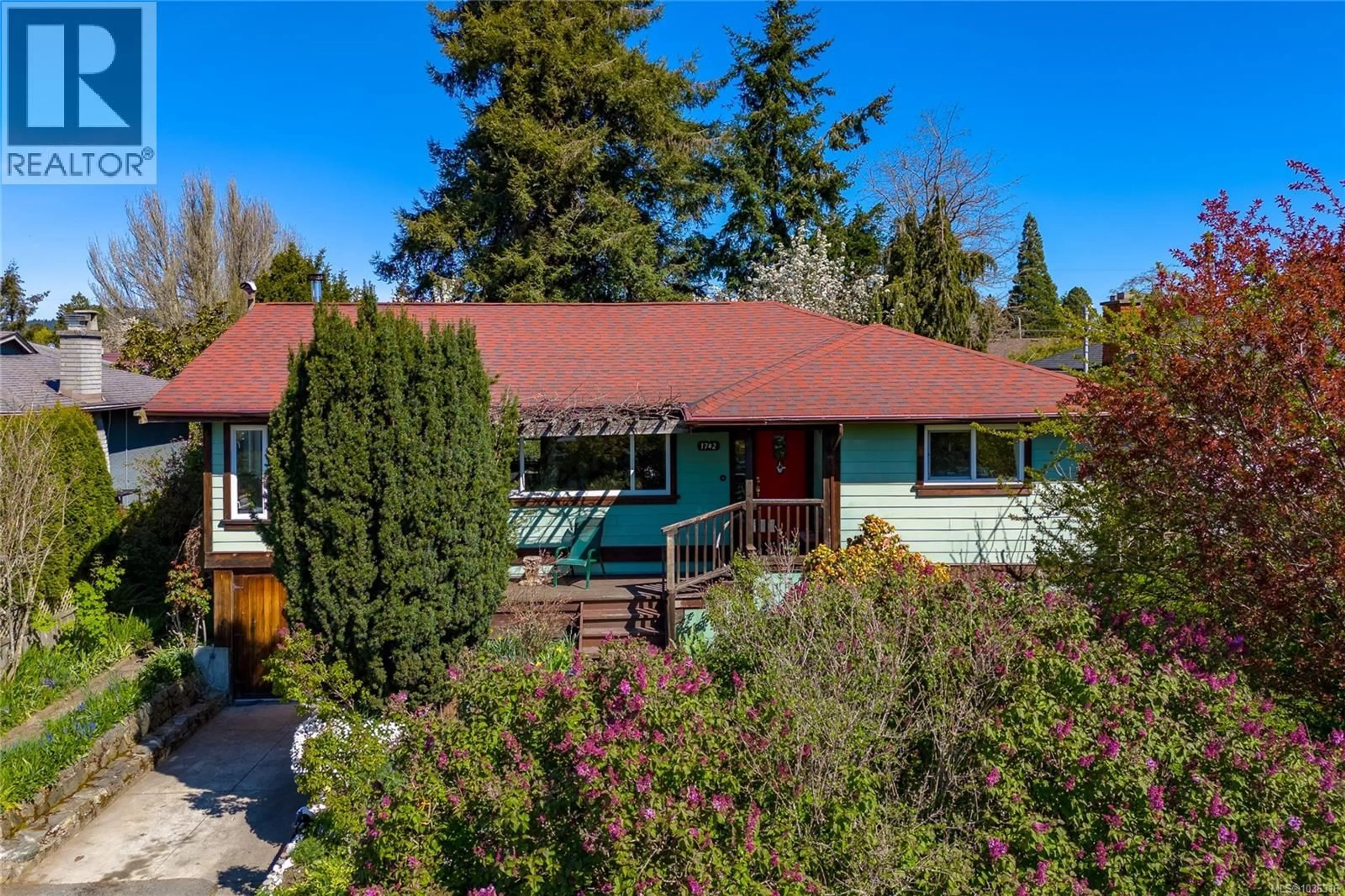 A pic from outside/outdoor area/front of a property/back of a property/a pic from drone, street for 1742 CHRISTMAS AVENUE, Saanich British Columbia V8P2X8