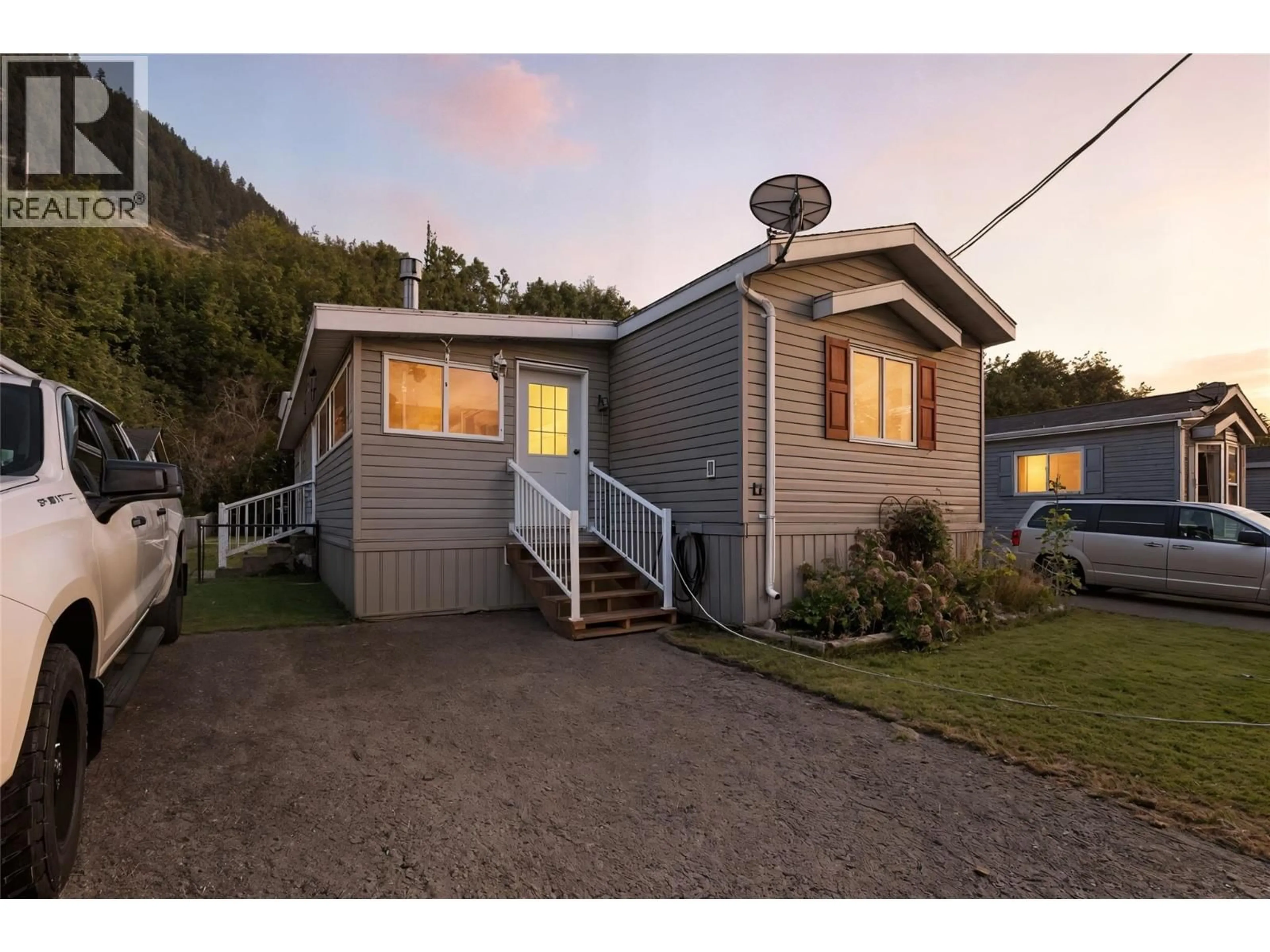 A pic from outside/outdoor area/front of a property/back of a property/a pic from drone, street for 11 - 1250 HILLSIDE AVENUE, Chase British Columbia V0E1M0