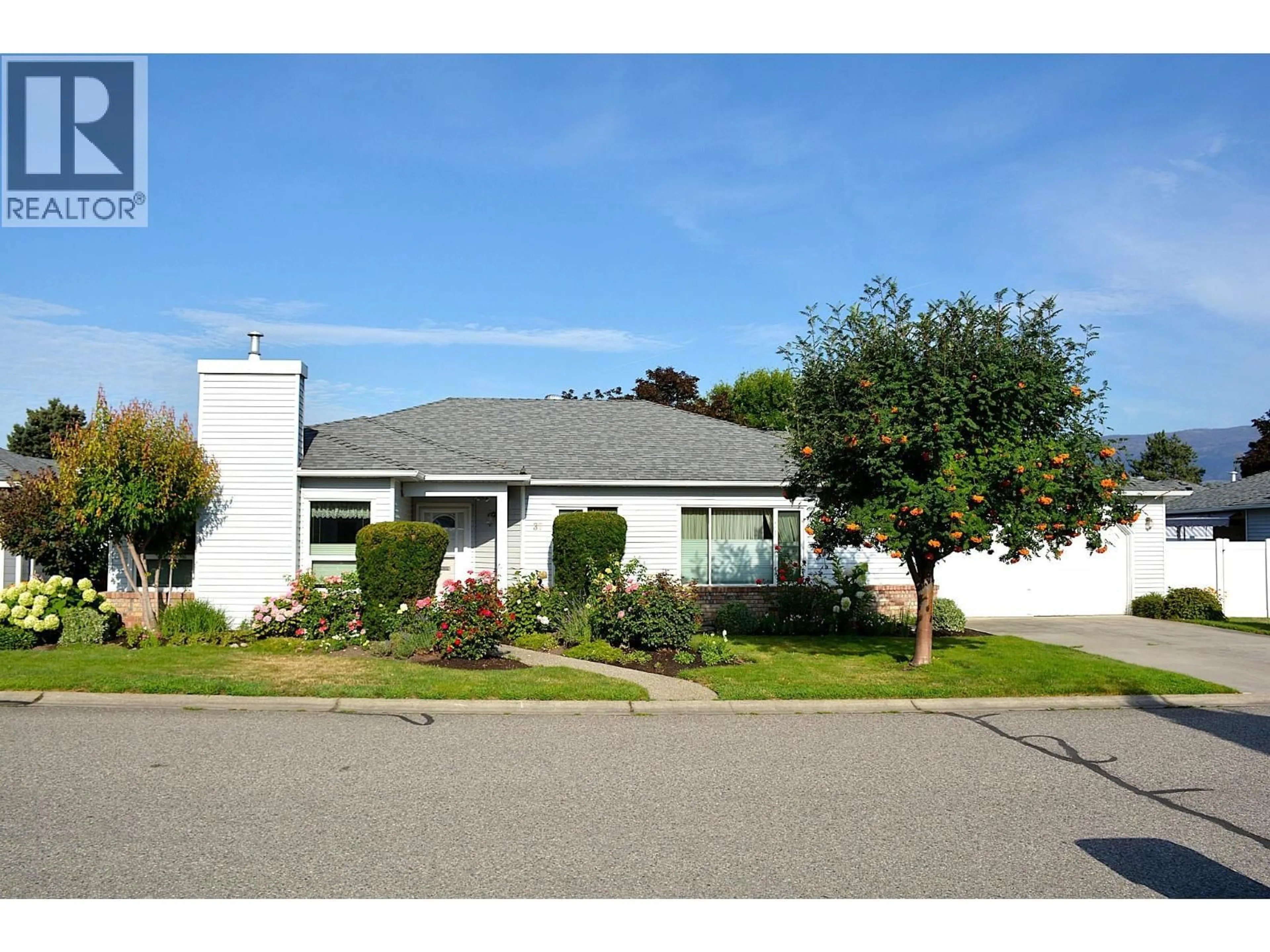 Home with vinyl exterior material, street for 37 - 1101 CAMERON AVENUE, Kelowna British Columbia V1Y8V8