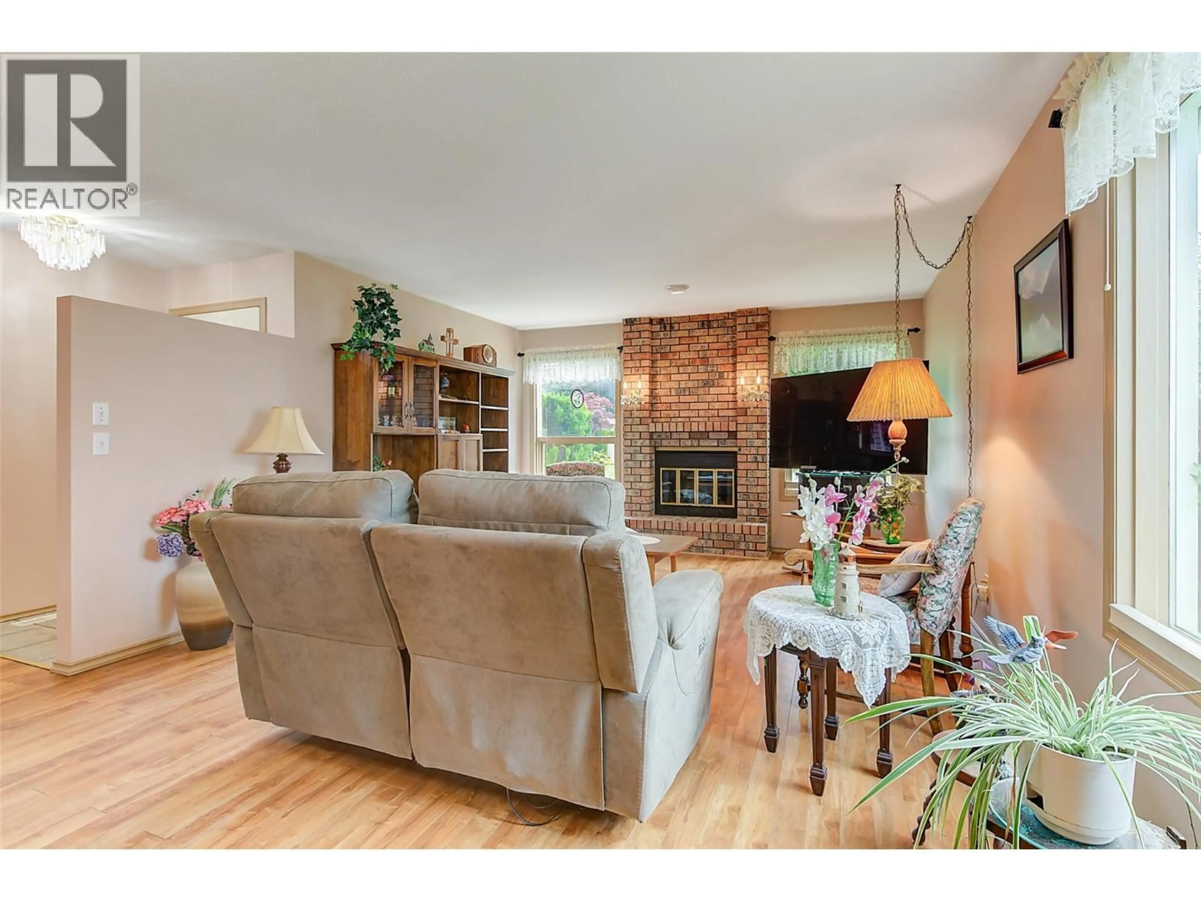 Living room with furniture, wood/laminate floor for 37 - 1101 CAMERON AVENUE, Kelowna British Columbia V1Y8V8