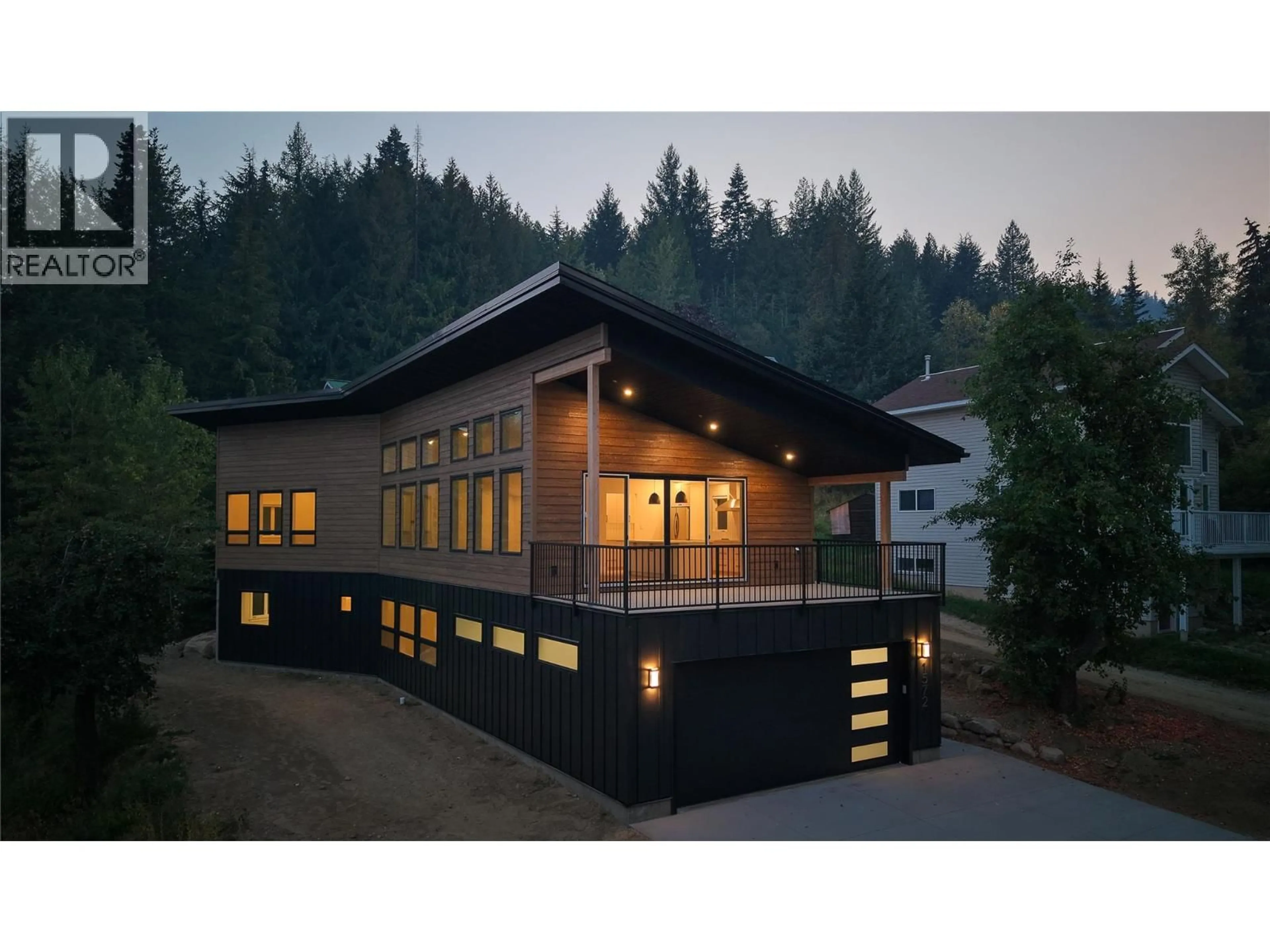 Home with vinyl exterior material, building for 1572 TREADWELL STREET, Rossland British Columbia V0G1Y0