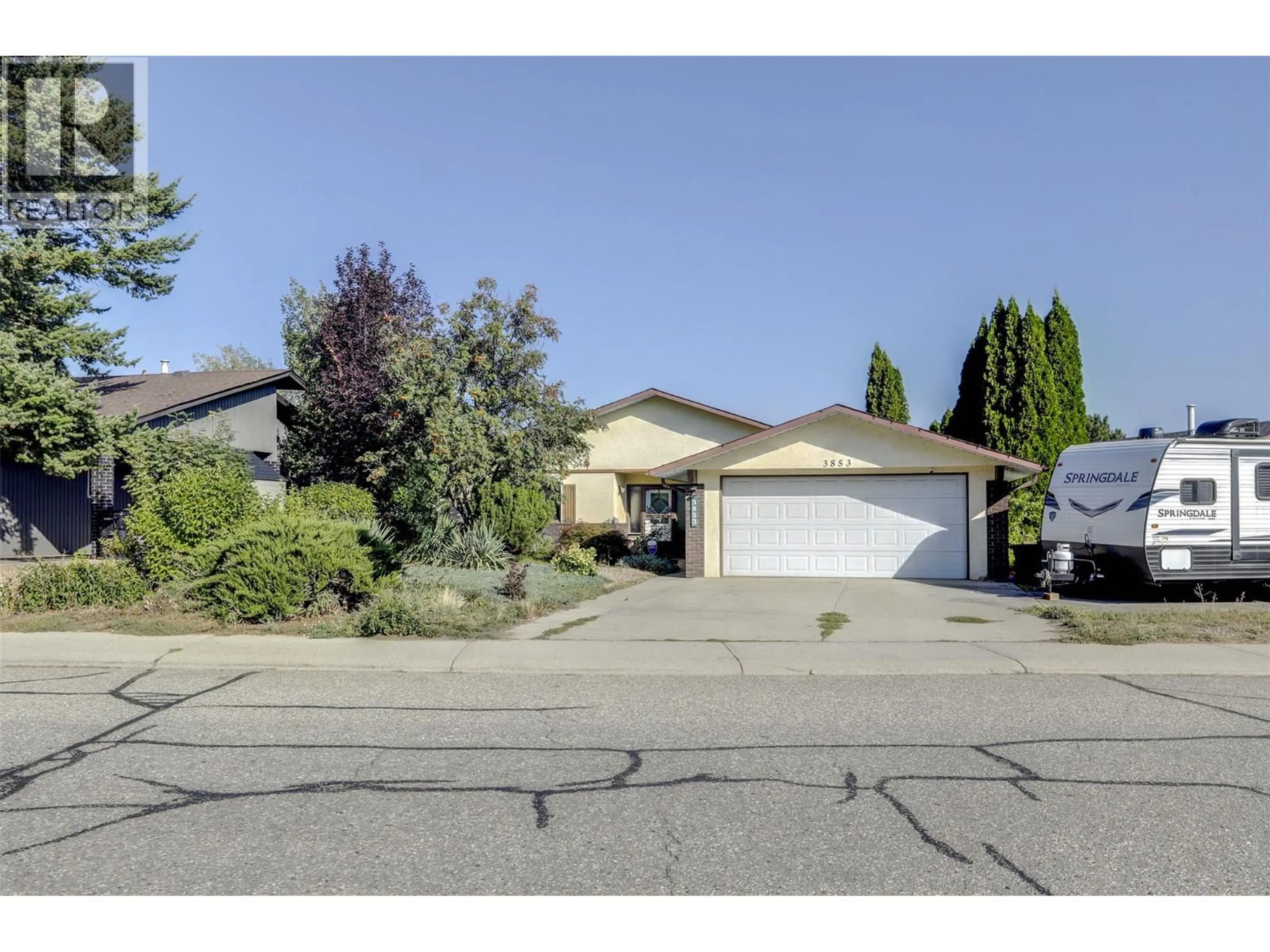 Home with vinyl exterior material, street for 3853 15 AVENUE, Vernon British Columbia V1T8H5