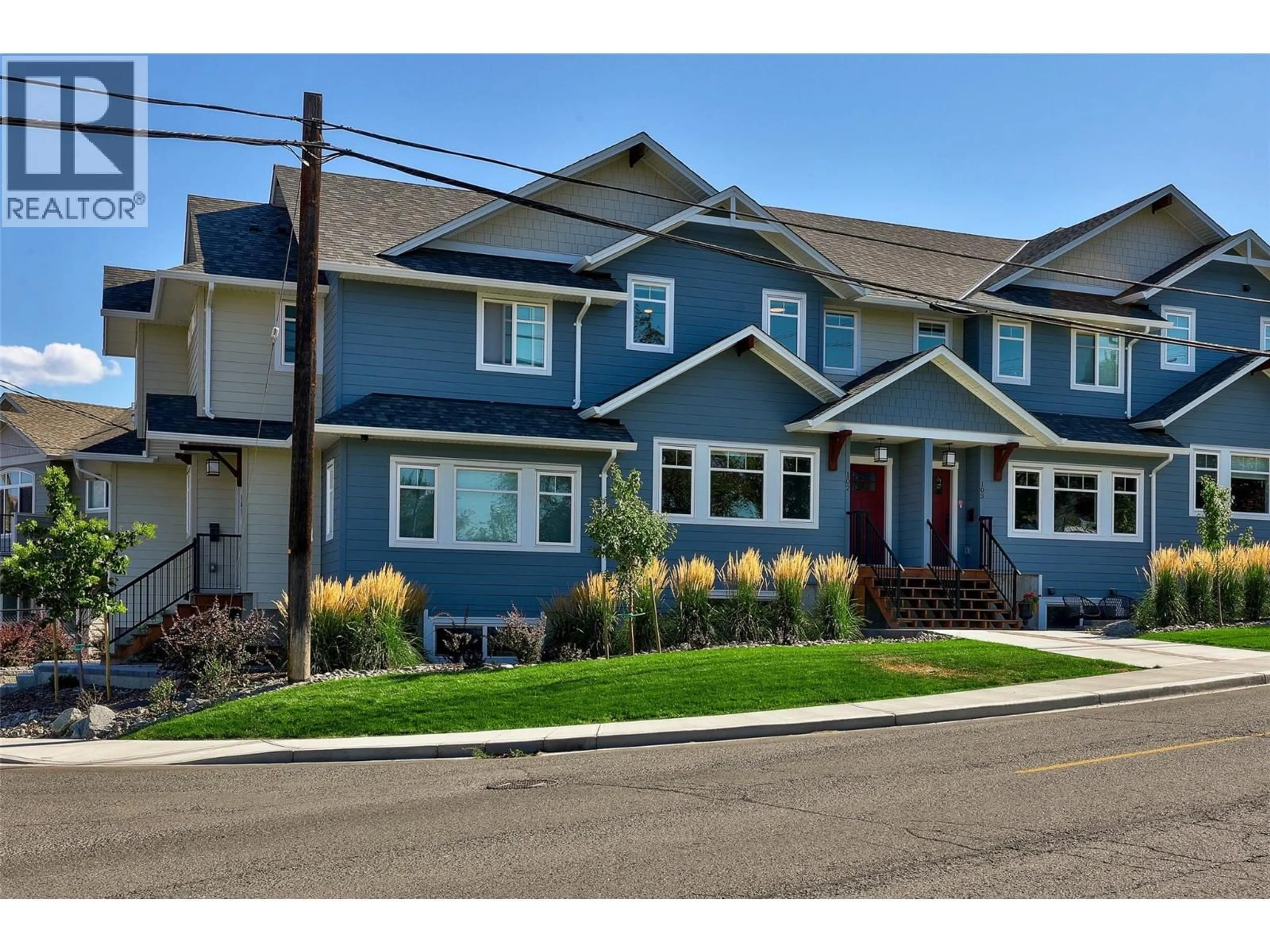 Home with vinyl exterior material, street for 102 - 321 CENTRE AVENUE, Kamloops British Columbia V2C0M6