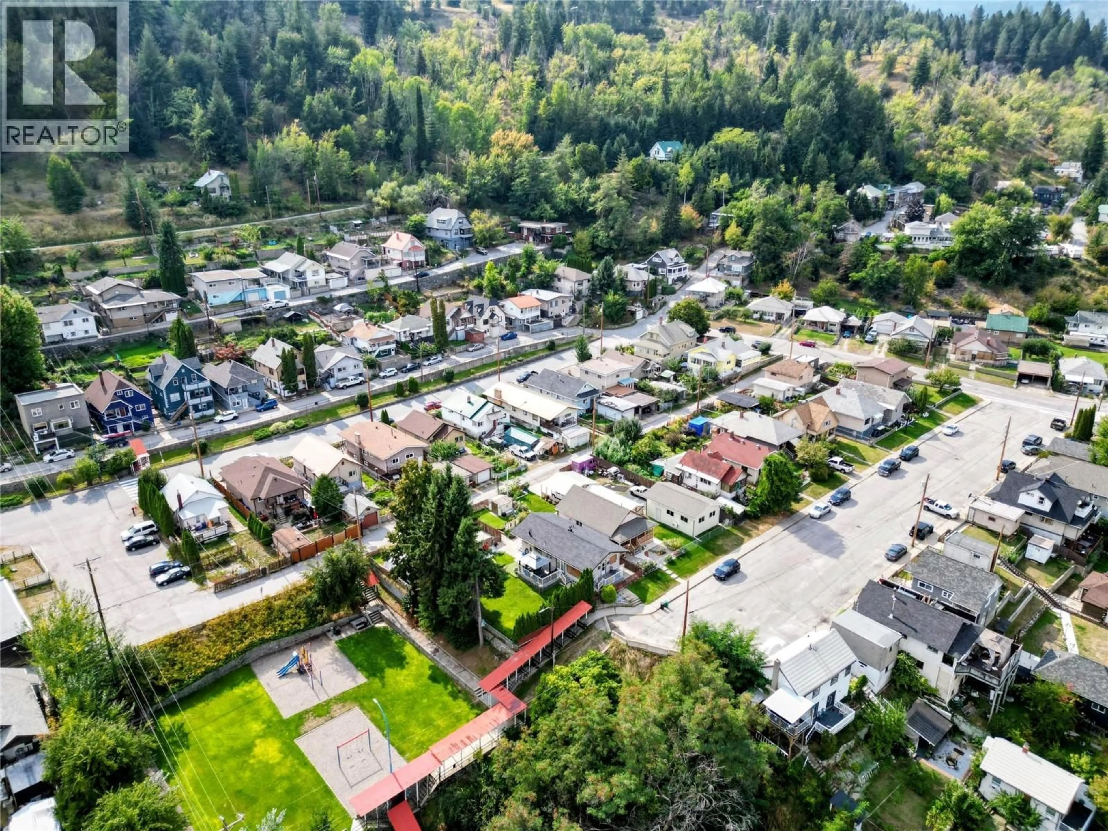 A pic from outside/outdoor area/front of a property/back of a property/a pic from drone, street for 930 MILLIGAN AVENUE, Trail British Columbia V1R3H7