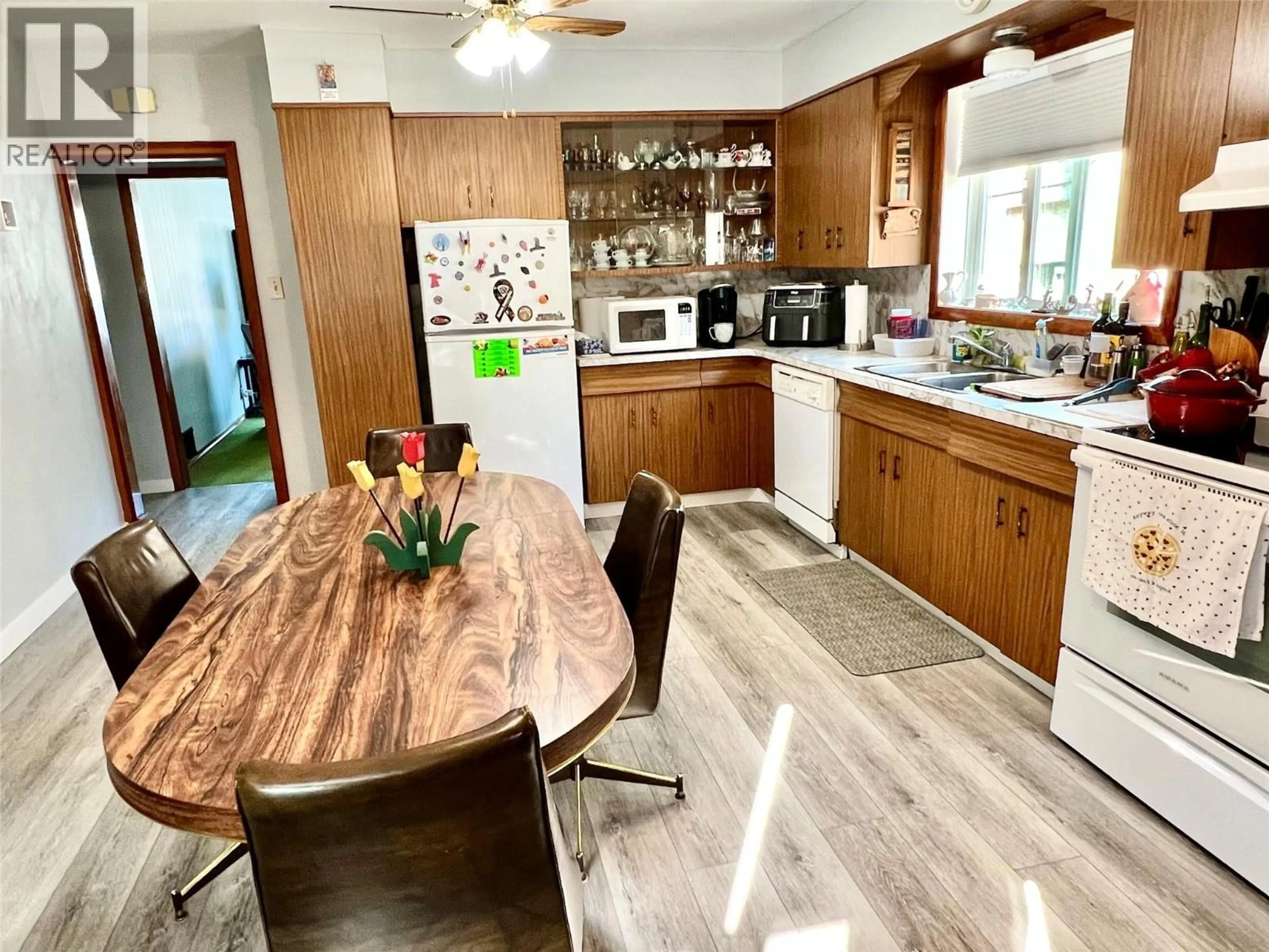Open concept kitchen, unknown for 930 MILLIGAN AVENUE, Trail British Columbia V1R3H7