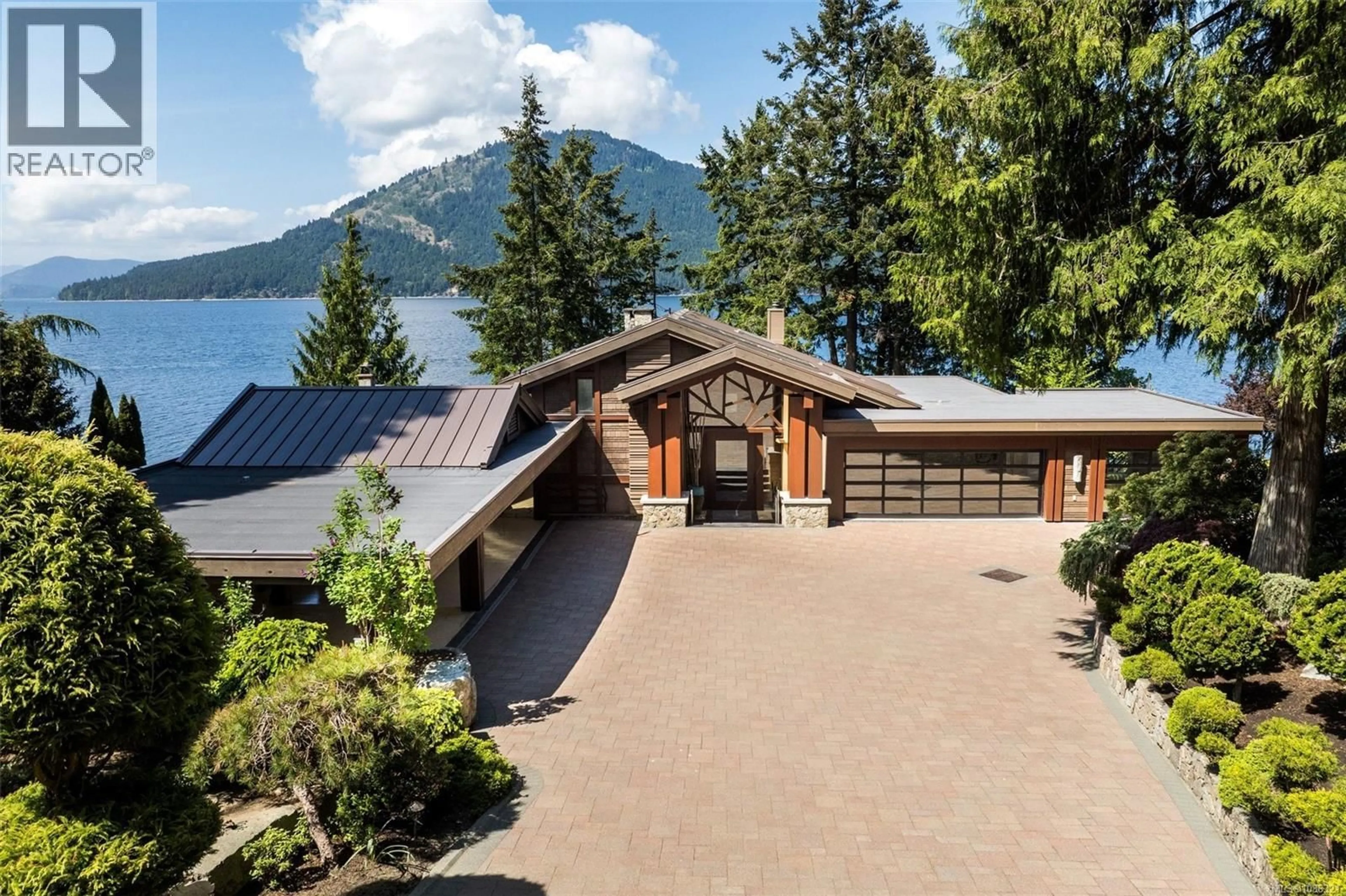A pic from outside/outdoor area/front of a property/back of a property/a pic from drone, water/lake/river/ocean view for 960 LANDS END END, North Saanich British Columbia V8L5L3