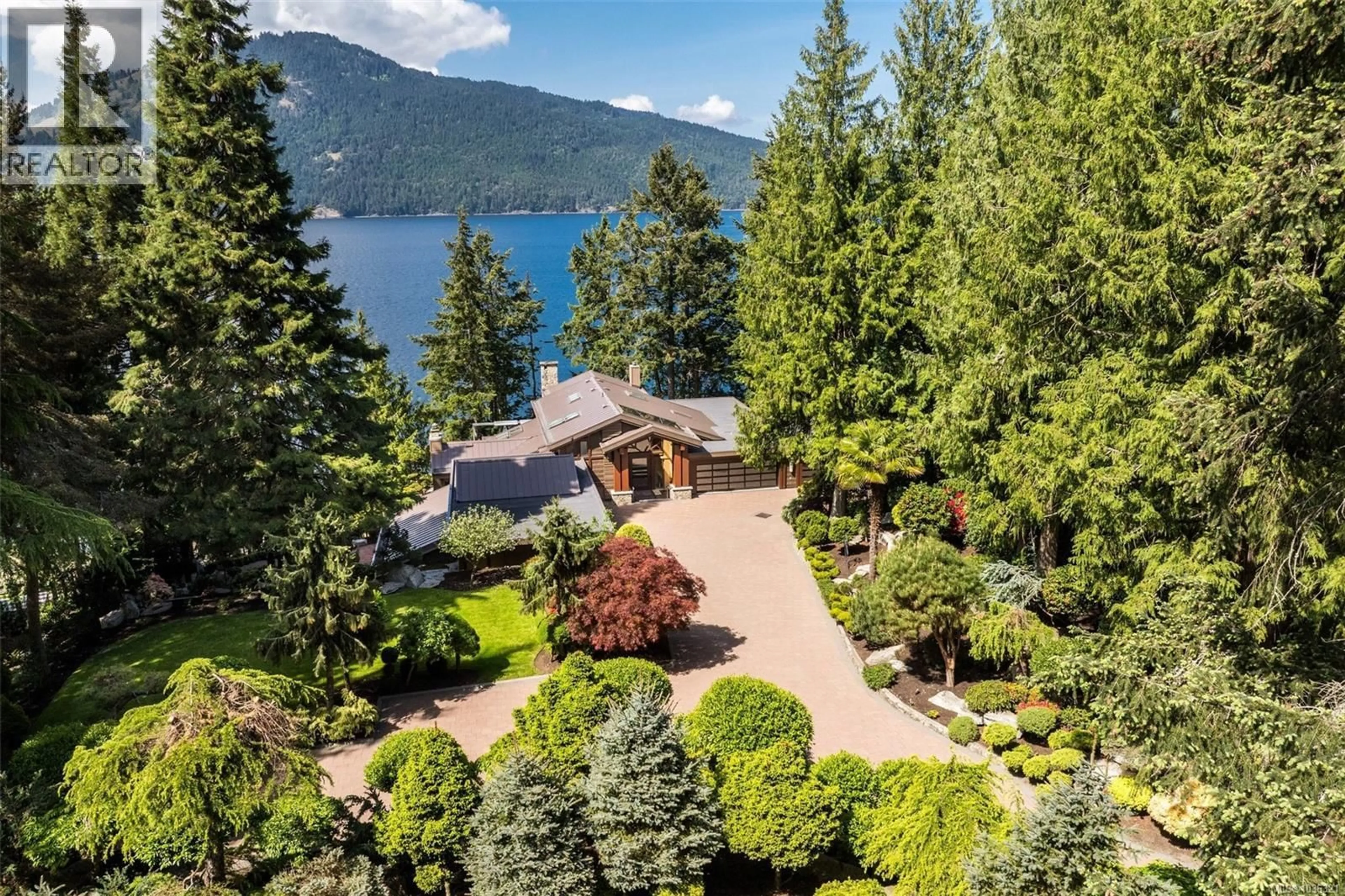 A pic from outside/outdoor area/front of a property/back of a property/a pic from drone, water/lake/river/ocean view for 960 LANDS END END, North Saanich British Columbia V8L5L3