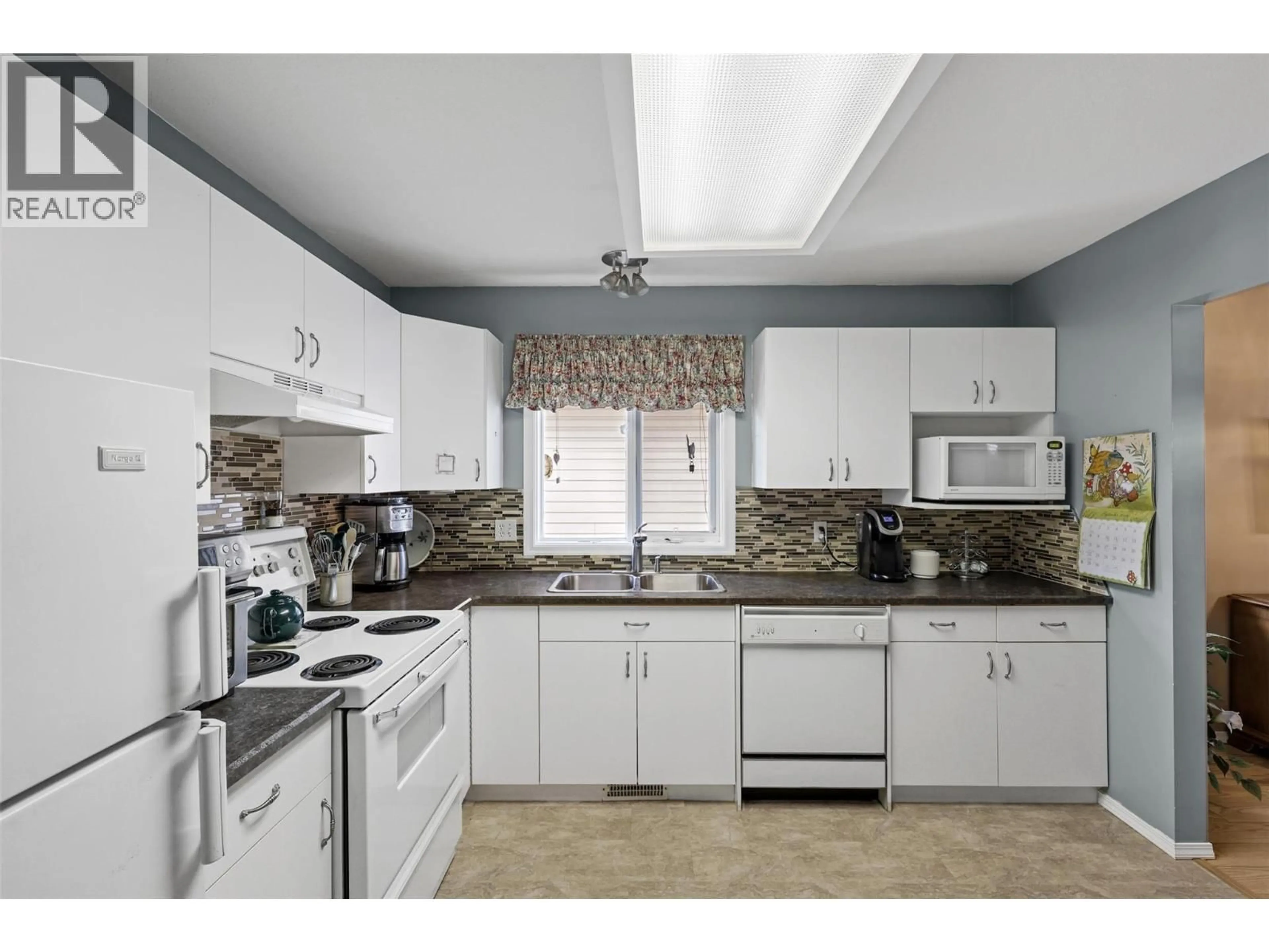 Standard kitchen, ceramic/tile floor for 2 - 1195 14TH STREET, Kamloops British Columbia V2B8L1