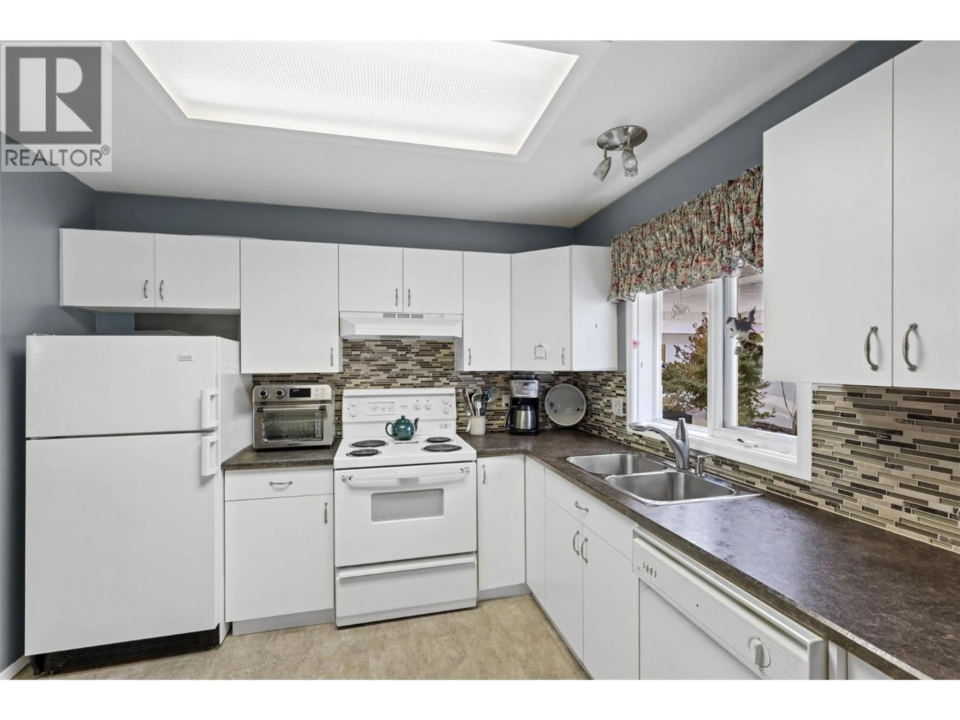 Standard kitchen, ceramic/tile floor for 2 - 1195 14TH STREET, Kamloops British Columbia V2B8L1