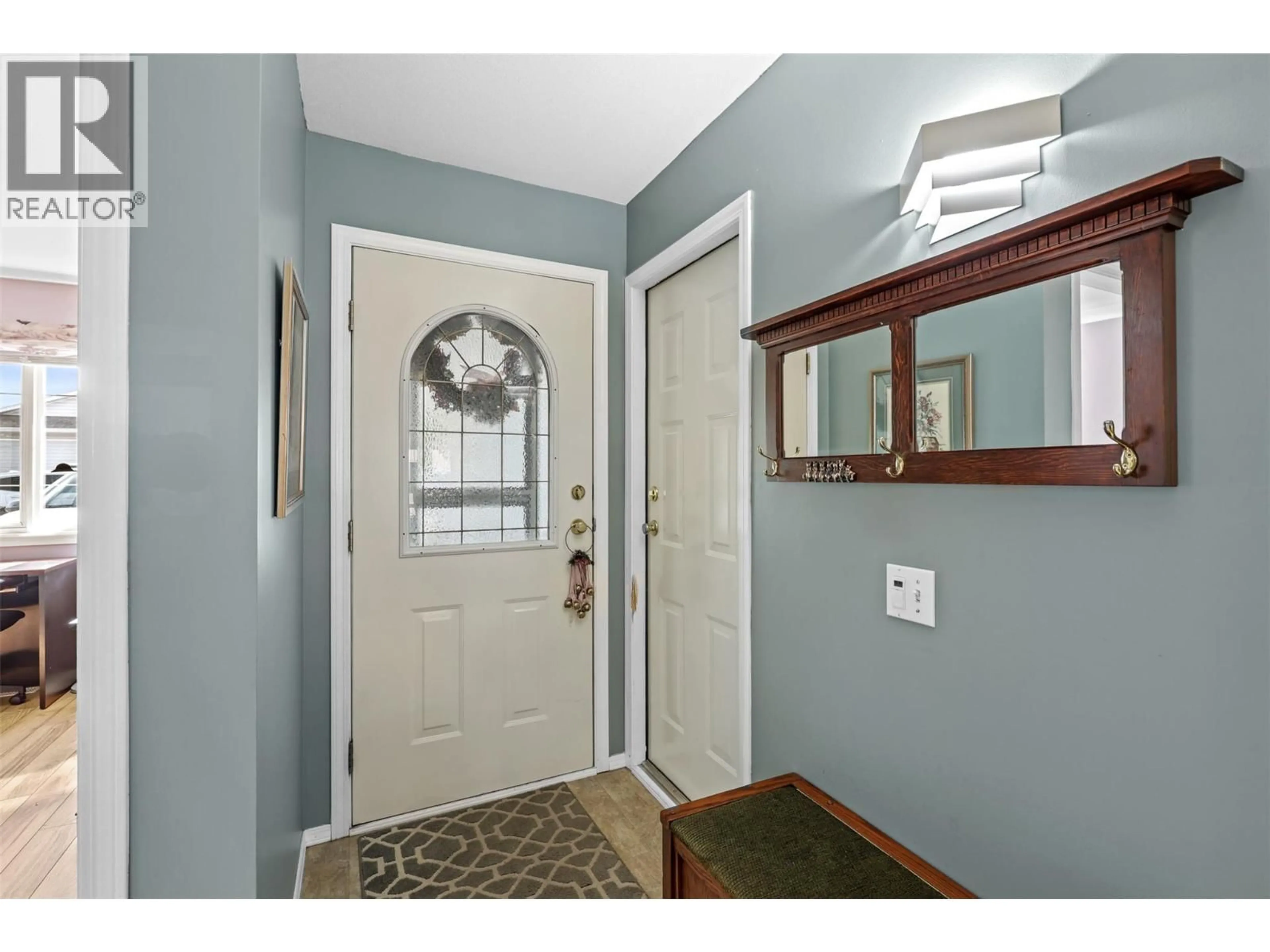Indoor entryway for 2 - 1195 14TH STREET, Kamloops British Columbia V2B8L1