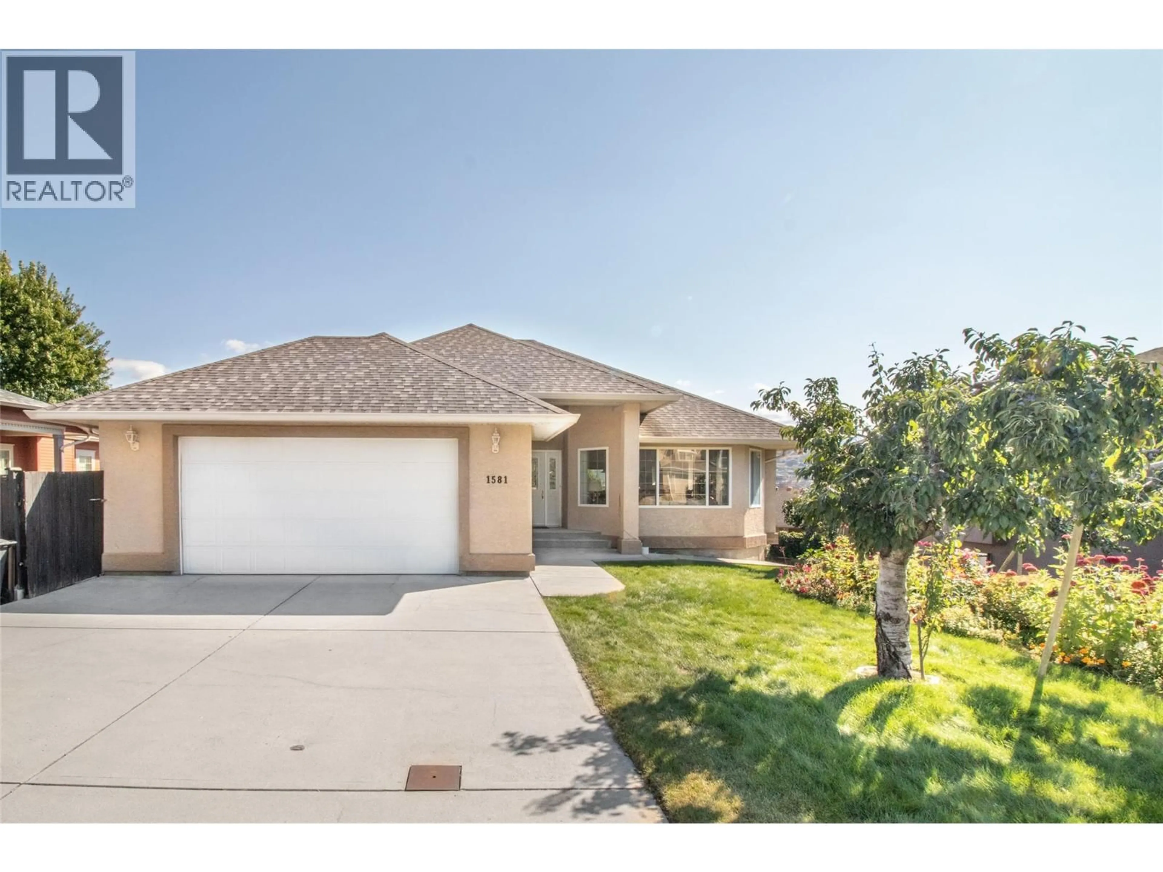 Home with vinyl exterior material, street for 1581 LARGE AVENUE, Kelowna British Columbia V1P1N4