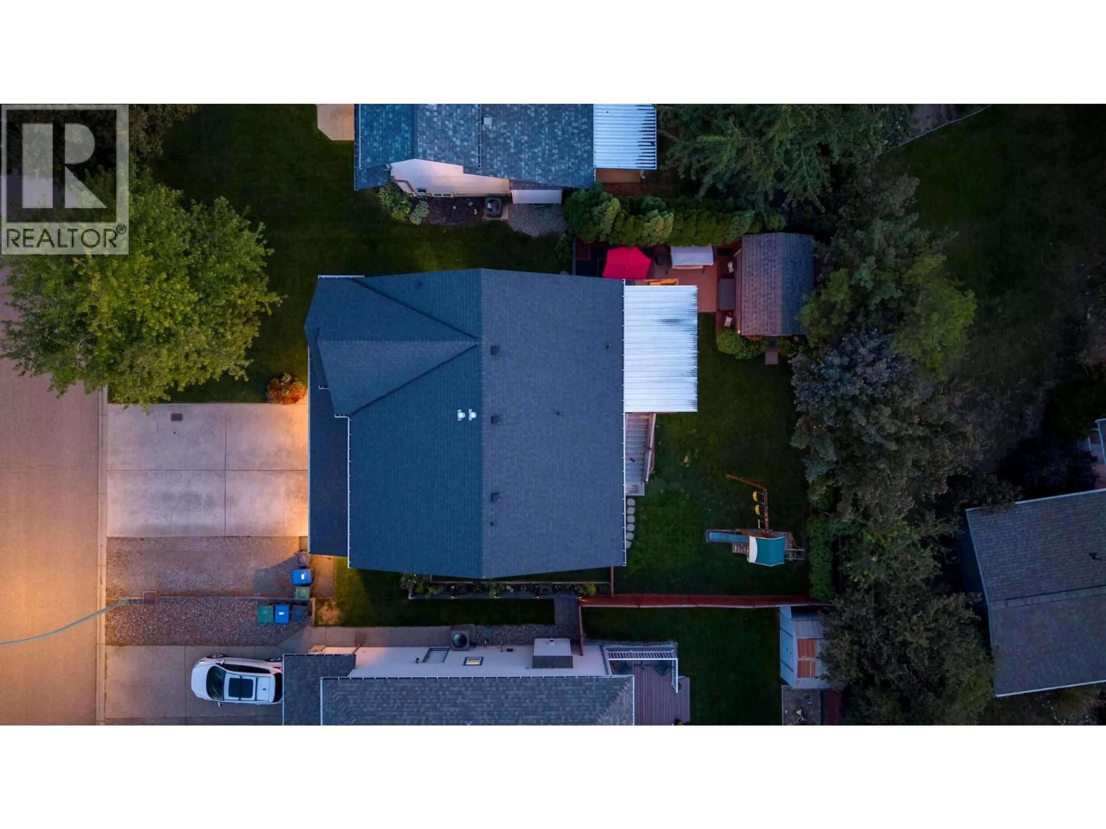 A pic from outside/outdoor area/front of a property/back of a property/a pic from drone, street for 139 WYNDHAM CRESCENT, Kelowna British Columbia V1V1Z2