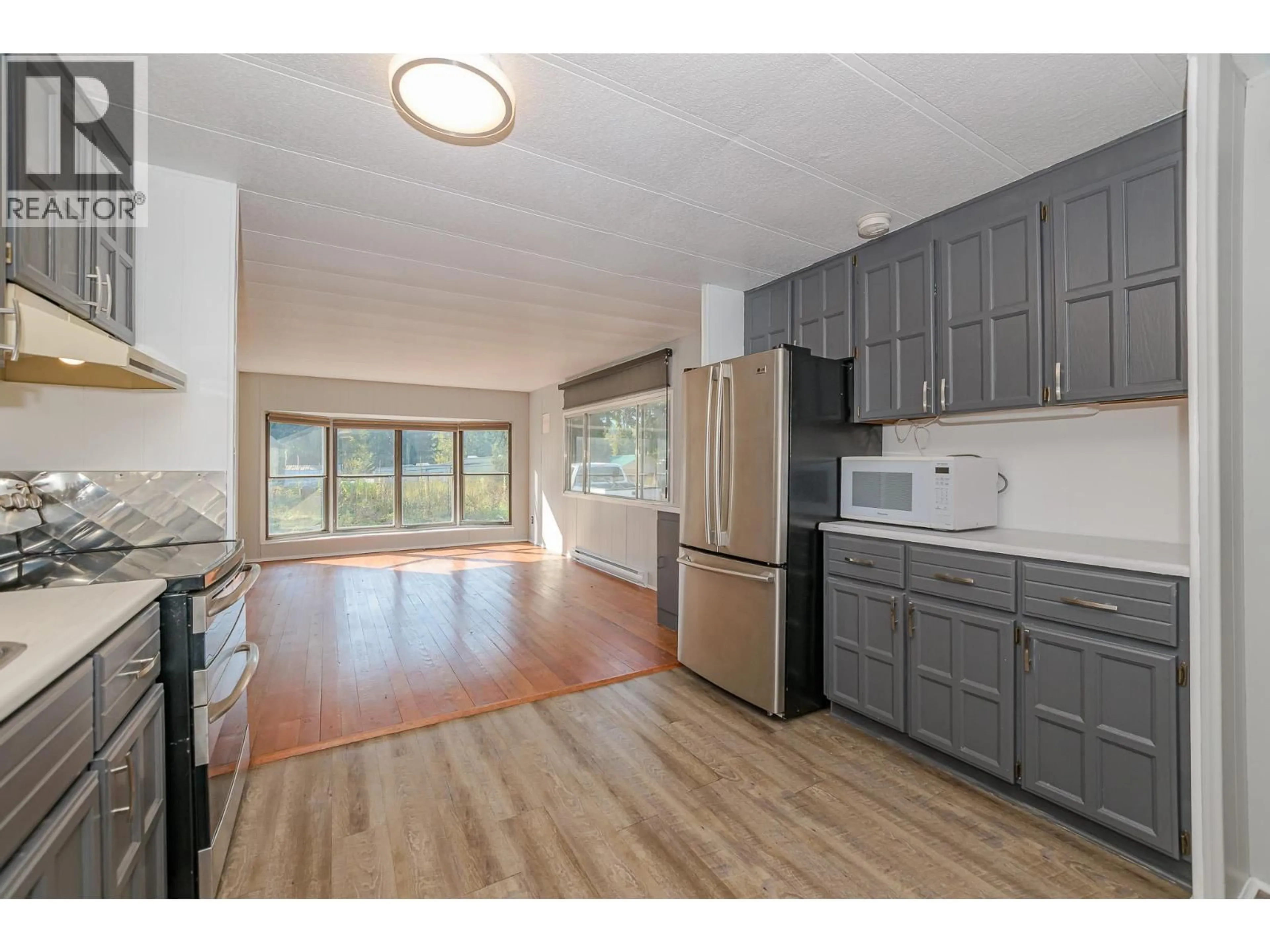 Open concept kitchen, wood/laminate floor for 33 - 4441 DELANEY ROAD, Malakwa British Columbia V0E2J0