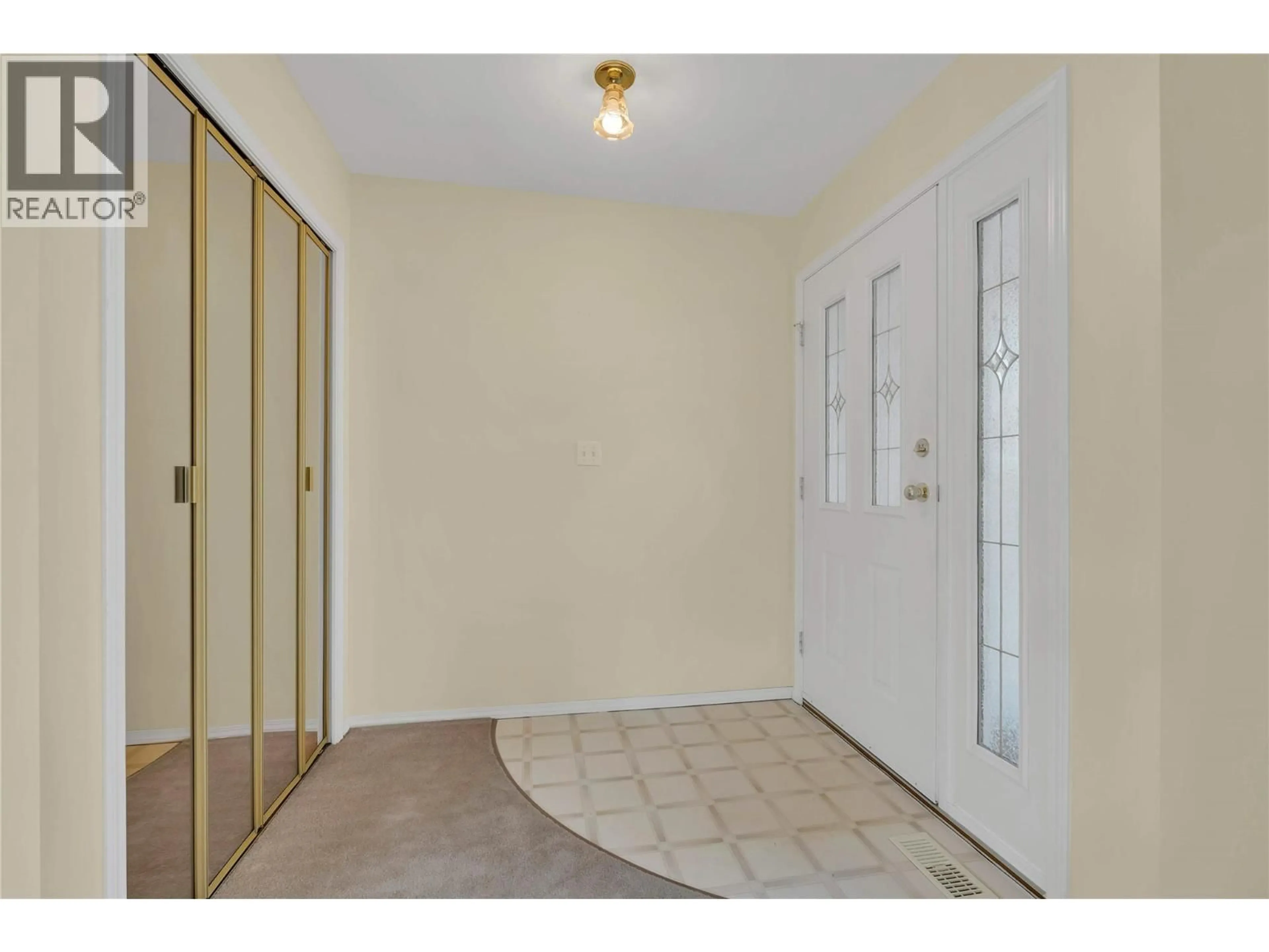 Indoor entryway for 138 OKANAGAN AVENUE WEST, Penticton British Columbia V2A3L1