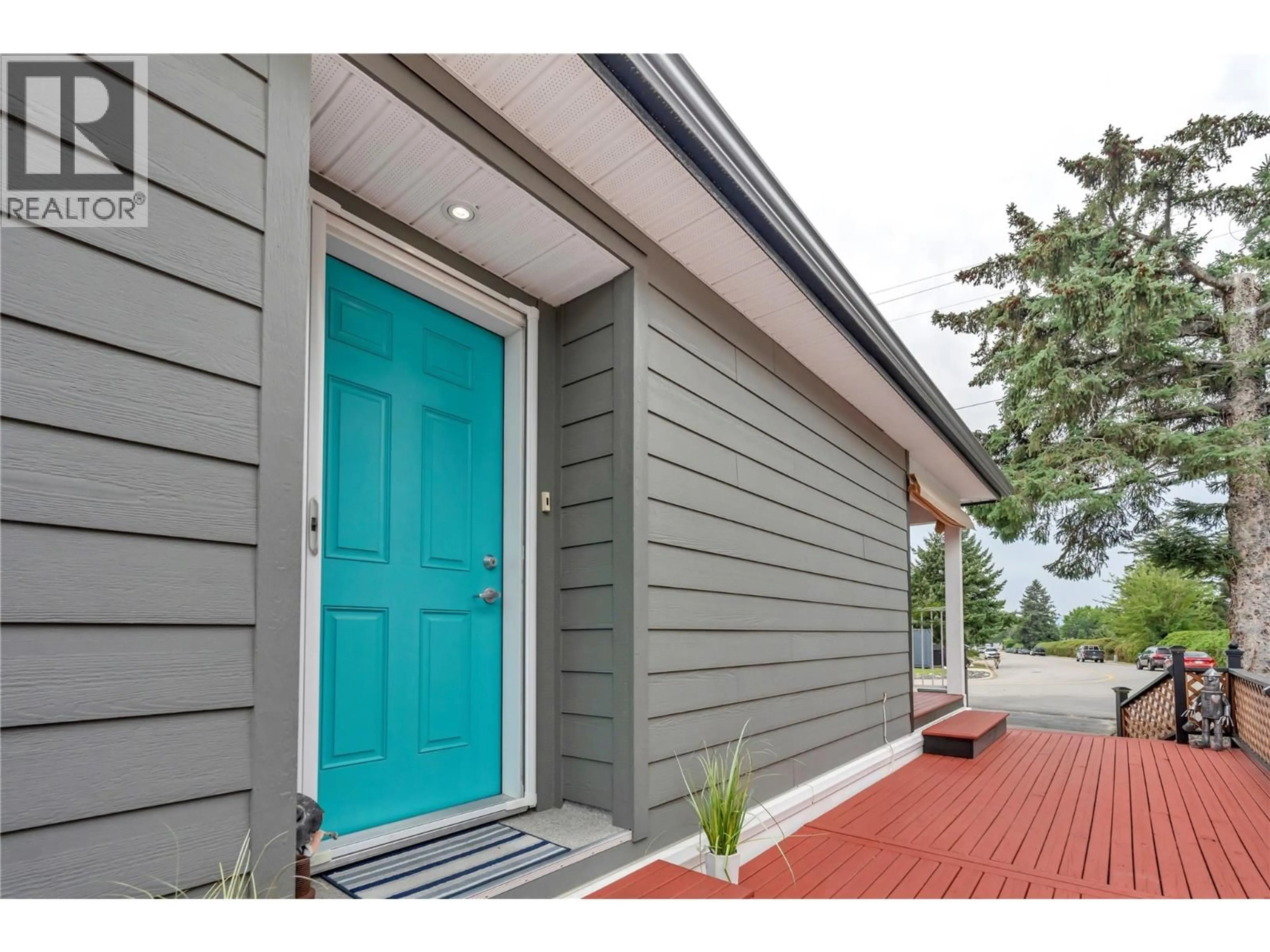 Home with vinyl exterior material, street for 8 - 197 DAUPHIN AVENUE, Penticton British Columbia V2A3S3