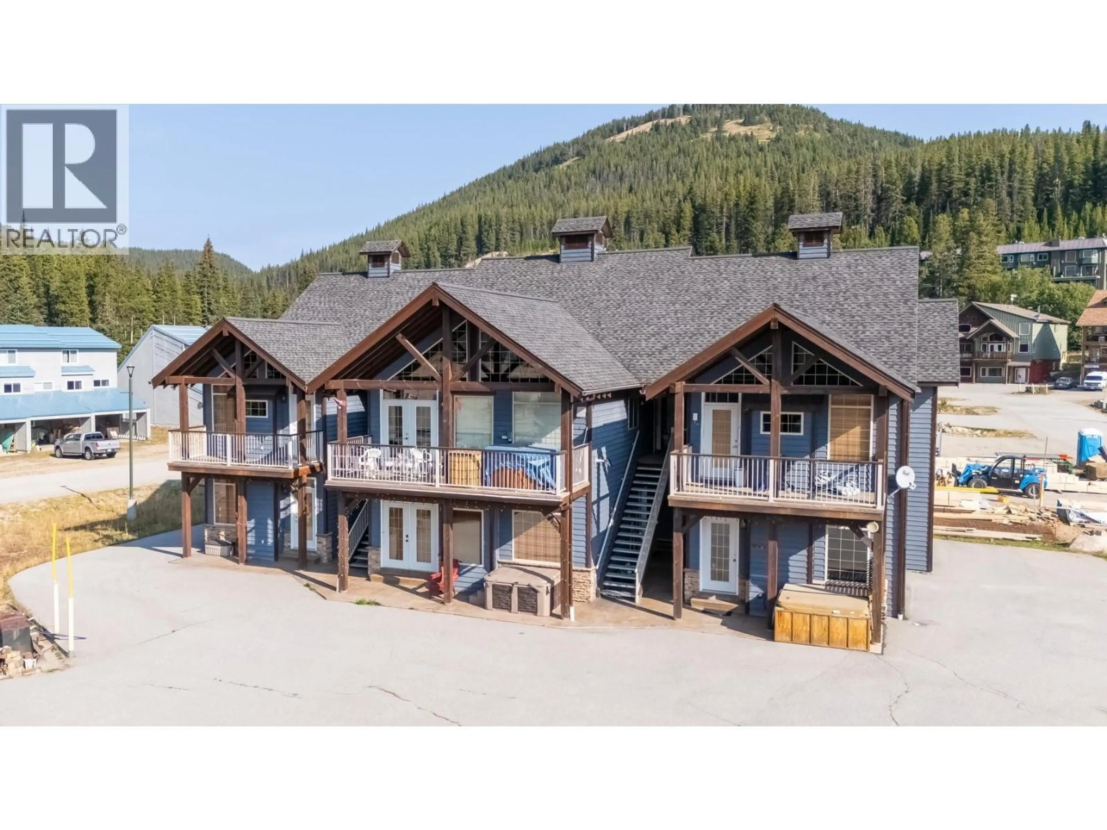 A pic from outside/outdoor area/front of a property/back of a property/a pic from drone, mountain view for 103 - 110 CLEARVIEW CRESCENT, Apex Mountain British Columbia V0X1K0