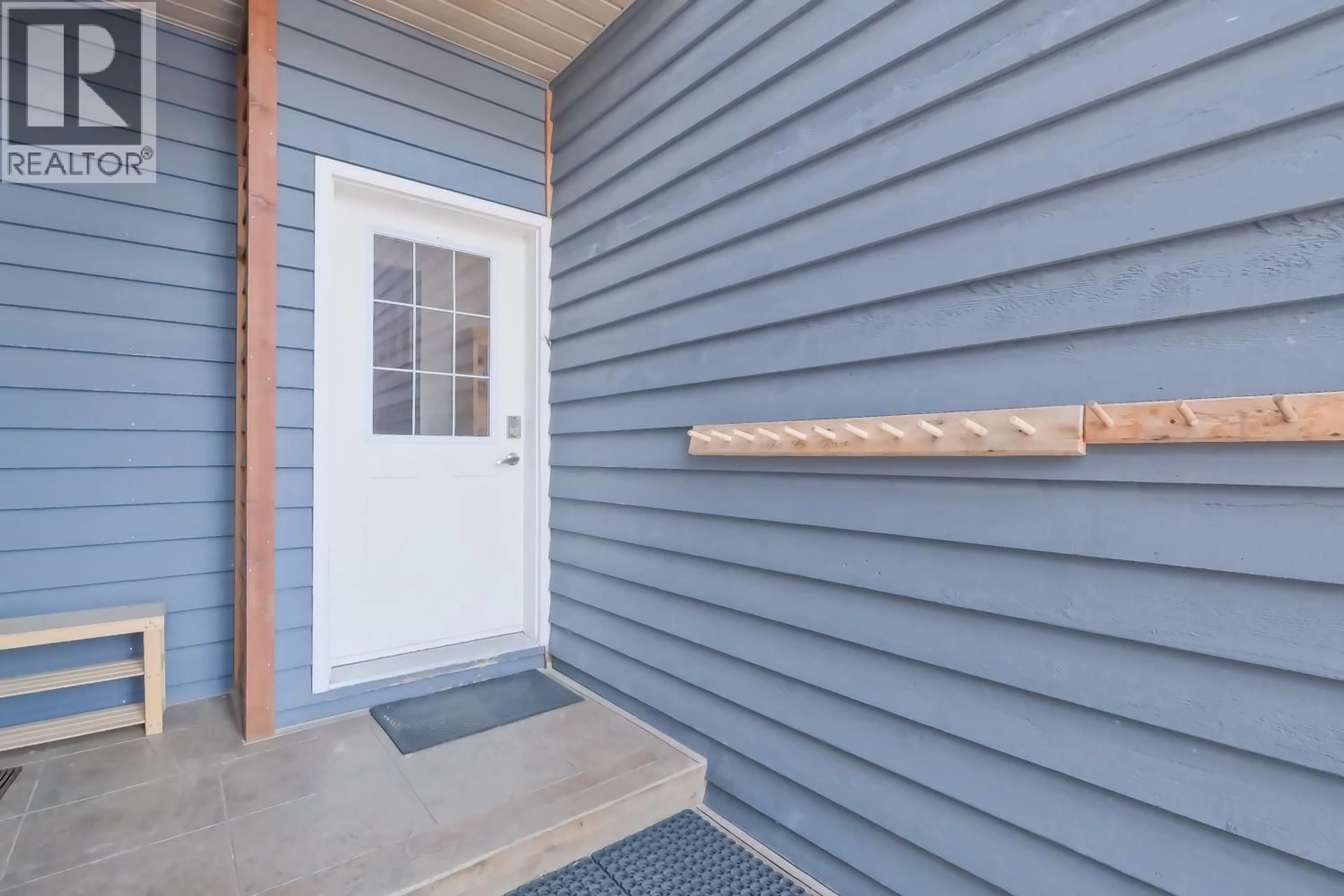 Indoor entryway for 103 - 110 CLEARVIEW CRESCENT, Apex Mountain British Columbia V0X1K0