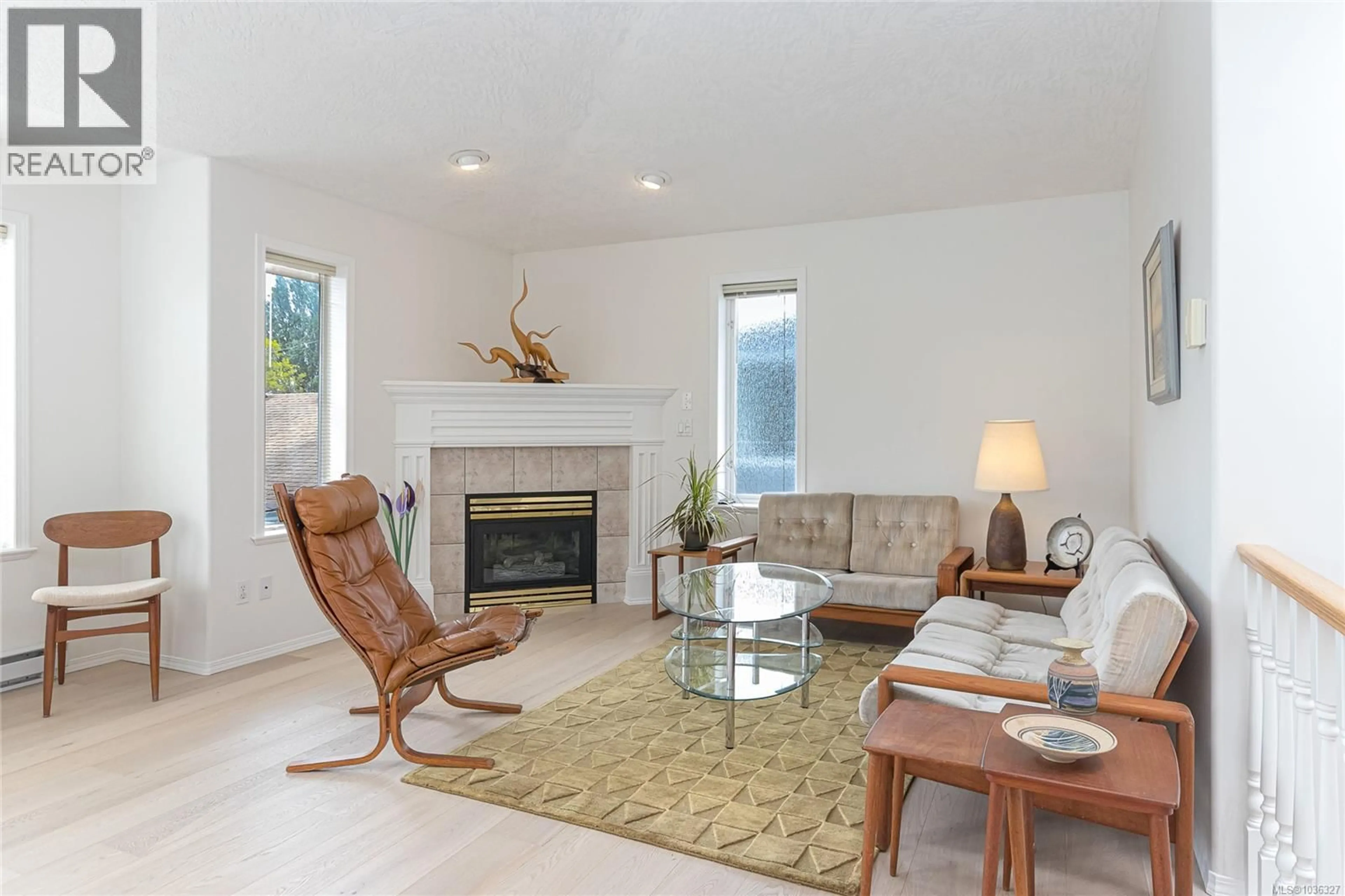 Living room with furniture, unknown for 2651 CAPITAL HEIGHTS, Victoria British Columbia V8T3M1
