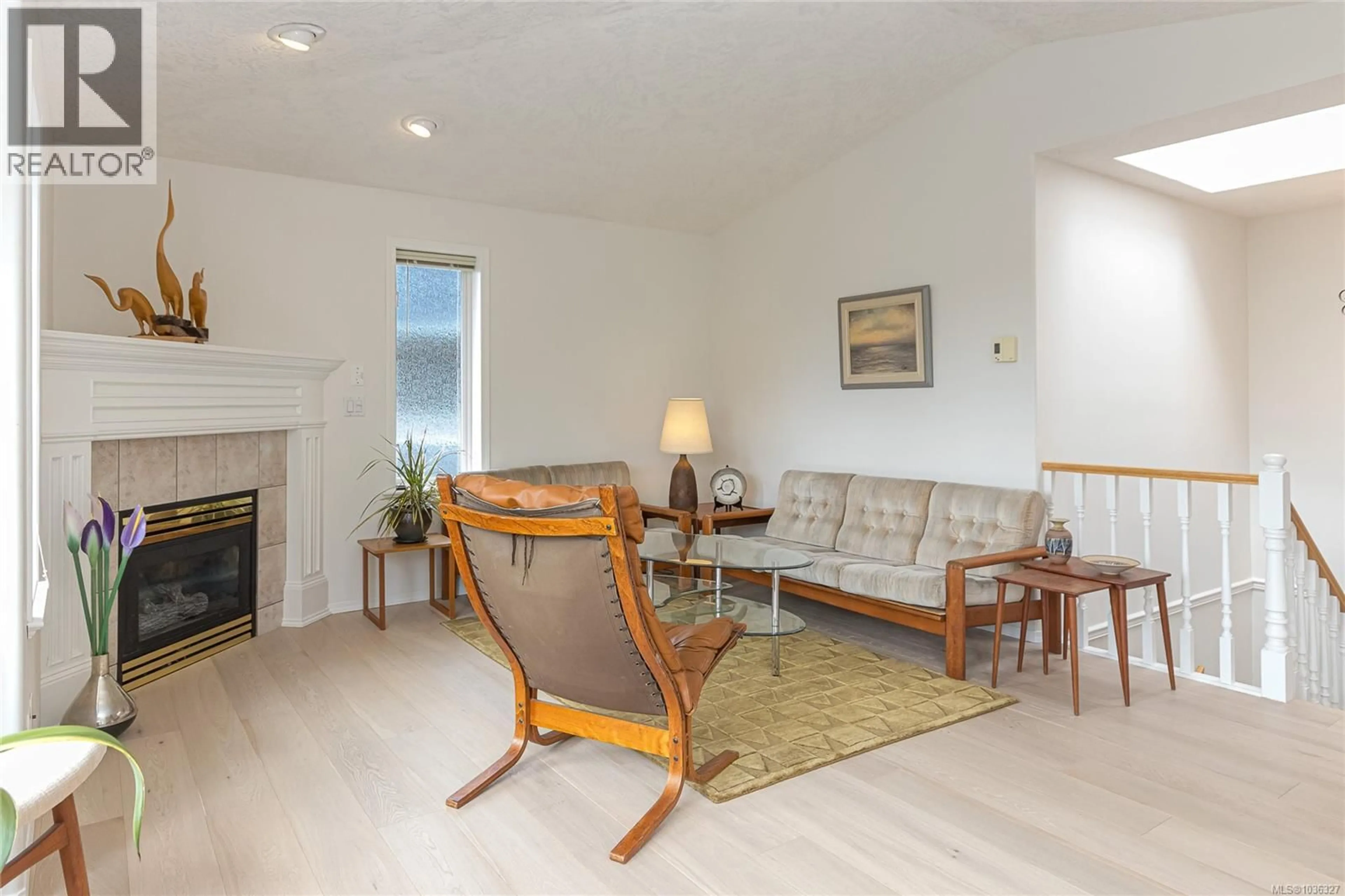 Living room with furniture, wood/laminate floor for 2651 CAPITAL HEIGHTS, Victoria British Columbia V8T3M1