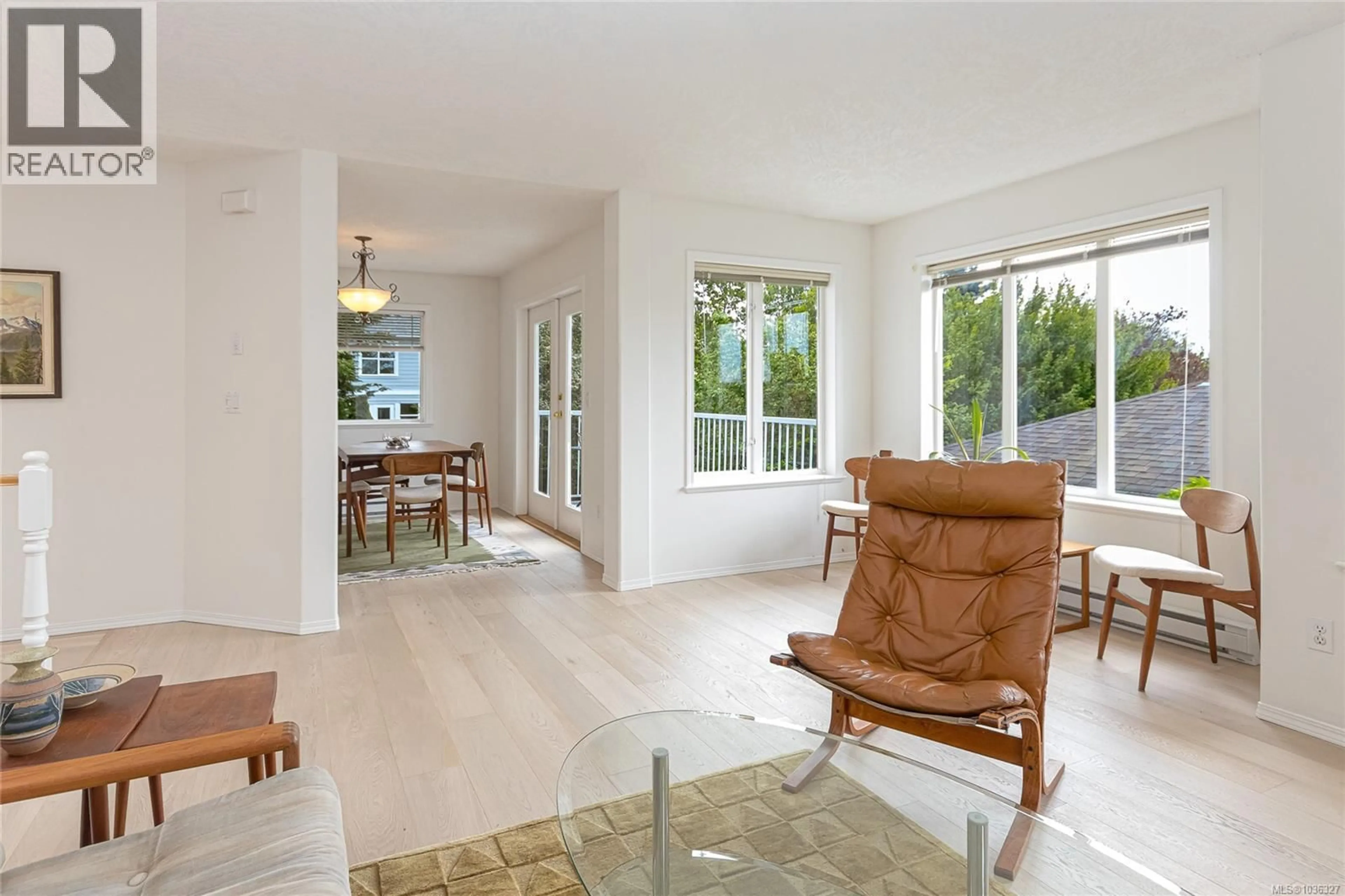 Living room with furniture, unknown for 2651 CAPITAL HEIGHTS, Victoria British Columbia V8T3M1
