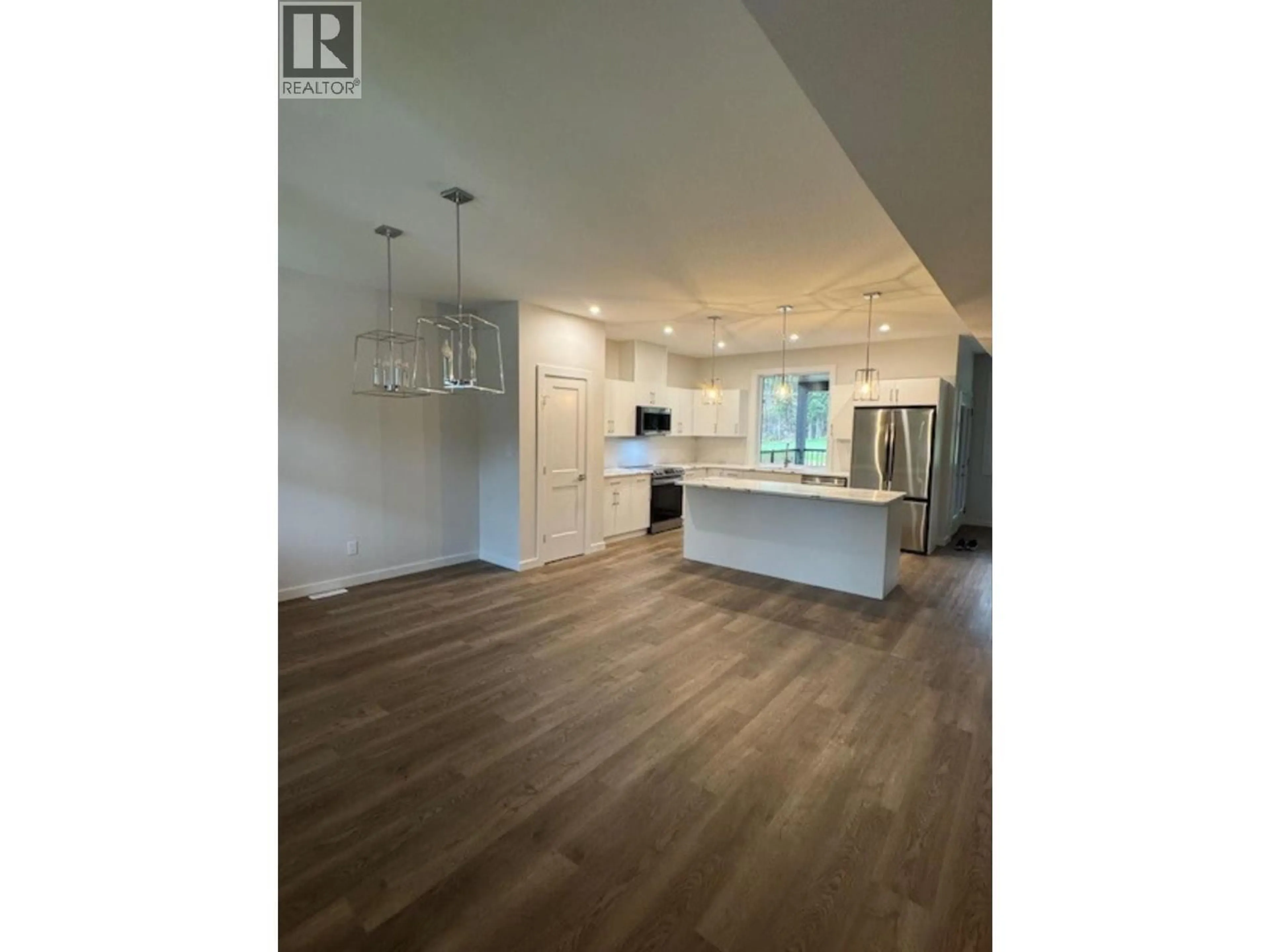 Open concept kitchen, wood/laminate floor for 113 RIVER DRIVE, Cranbrook British Columbia V1C0C6