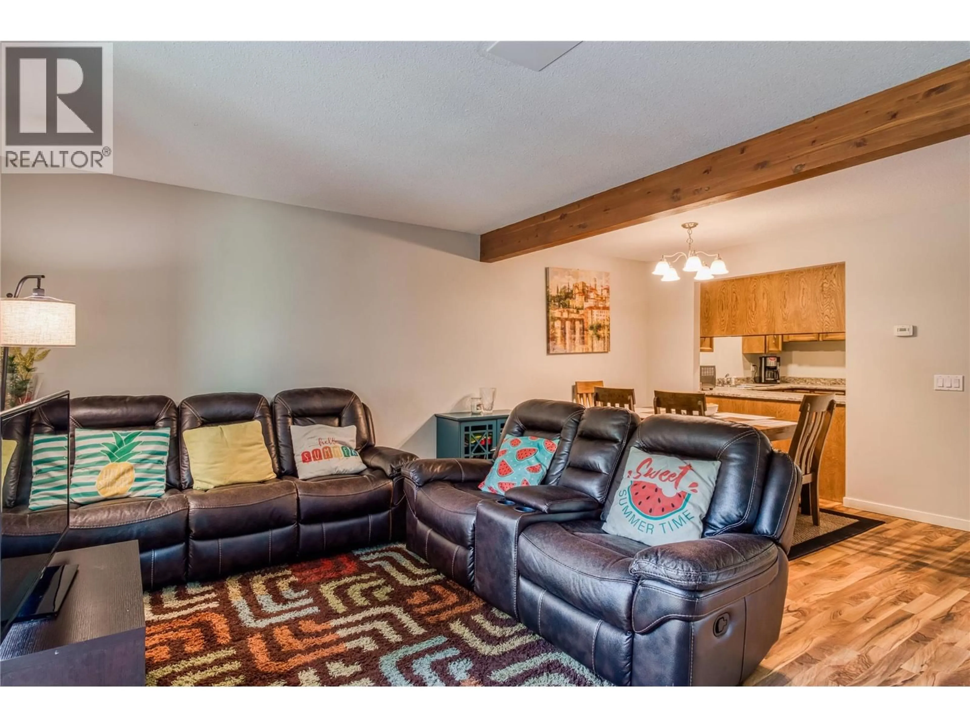 Living room with furniture, wood/laminate floor for 151 - 1050 SPRINGFIELD ROAD, Kelowna British Columbia V1Y8J7