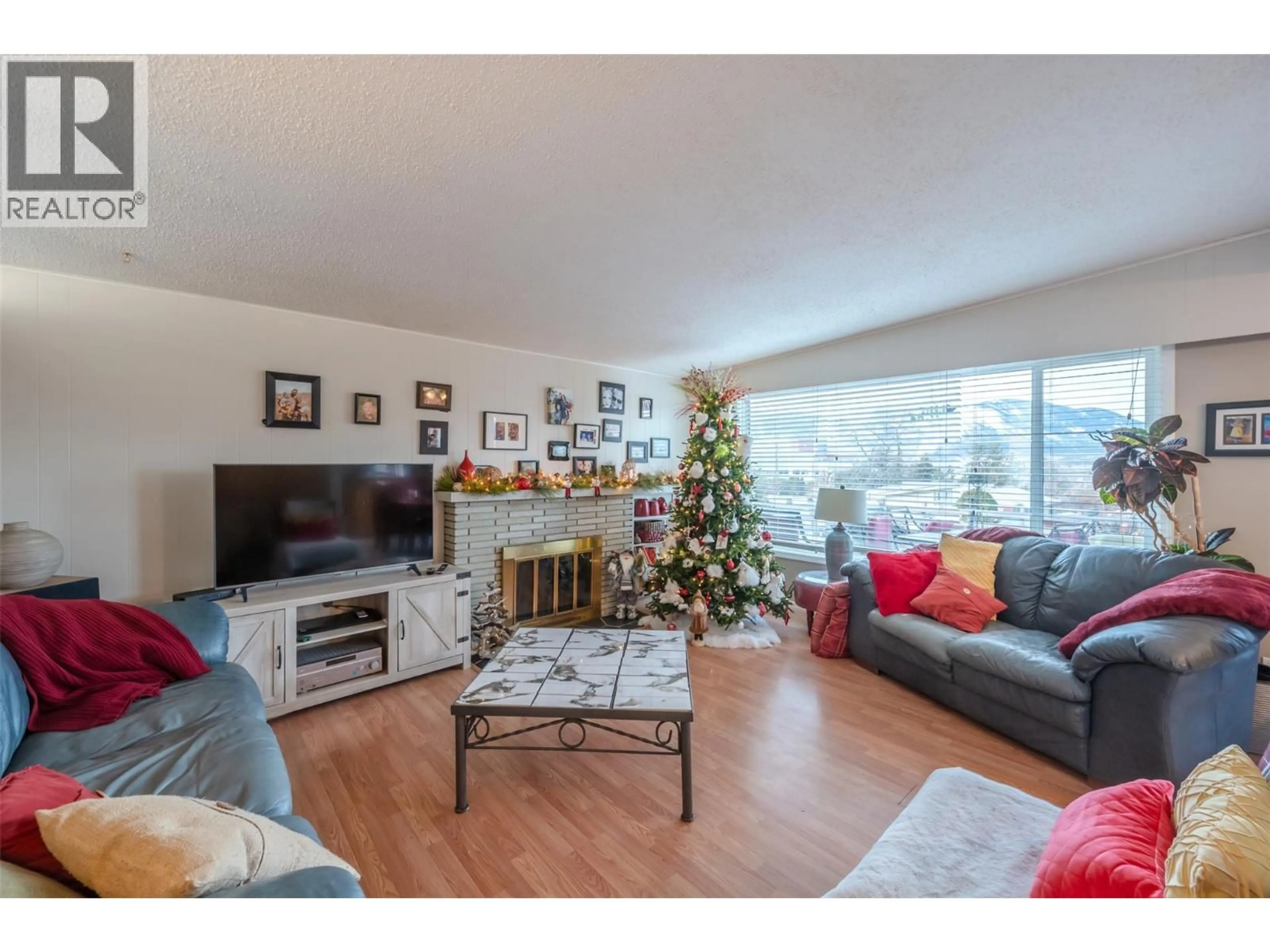 Living room with furniture, wood/laminate floor for 1467 CARMI DRIVE, Penticton British Columbia V2A4R9