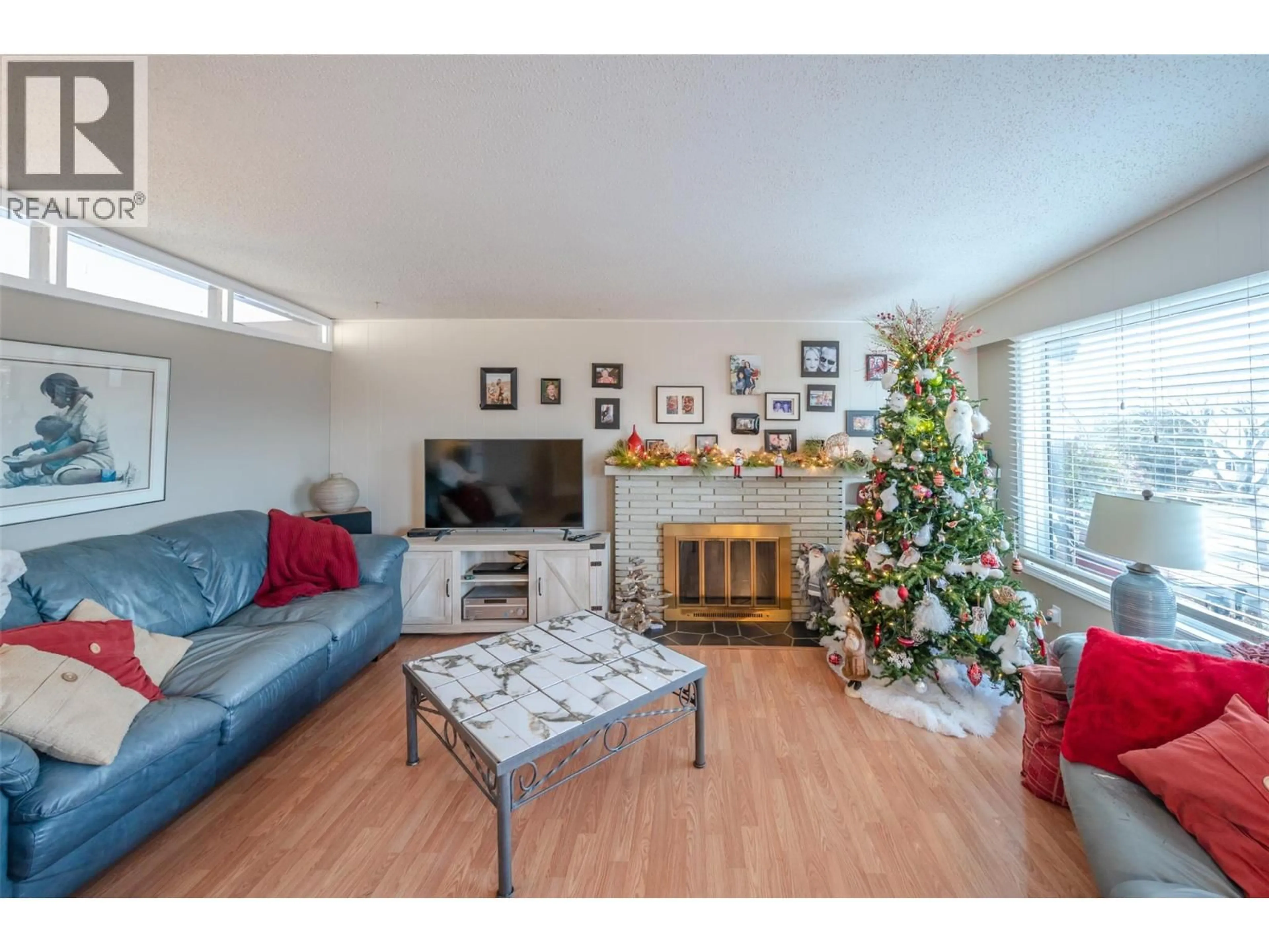 Living room with furniture, wood/laminate floor for 1467 CARMI DRIVE, Penticton British Columbia V2A4R9