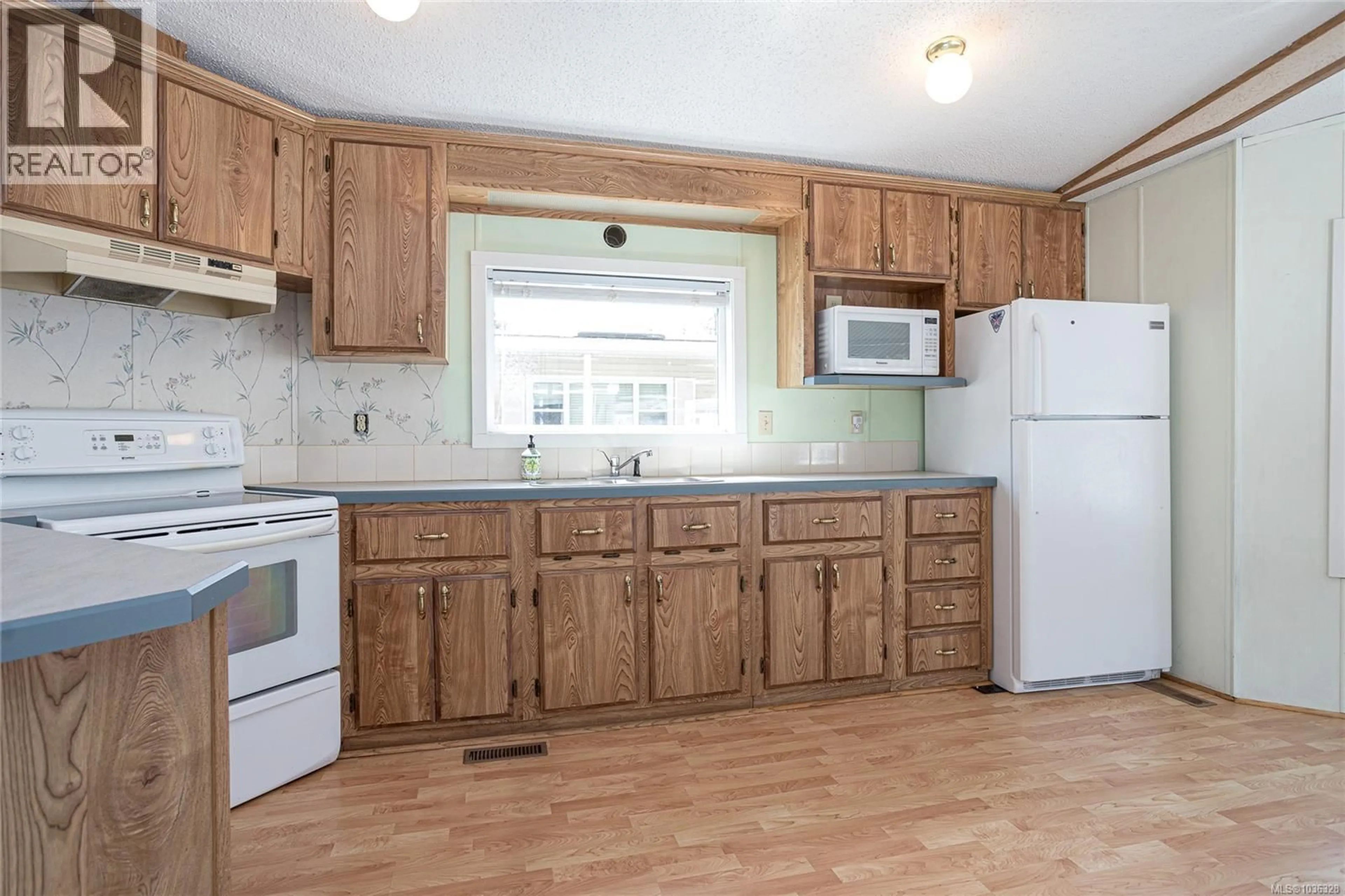 Standard kitchen, wood/laminate floor for 110 - 1736 TIMBERLANDS ROAD, Nanaimo British Columbia V9G1K3