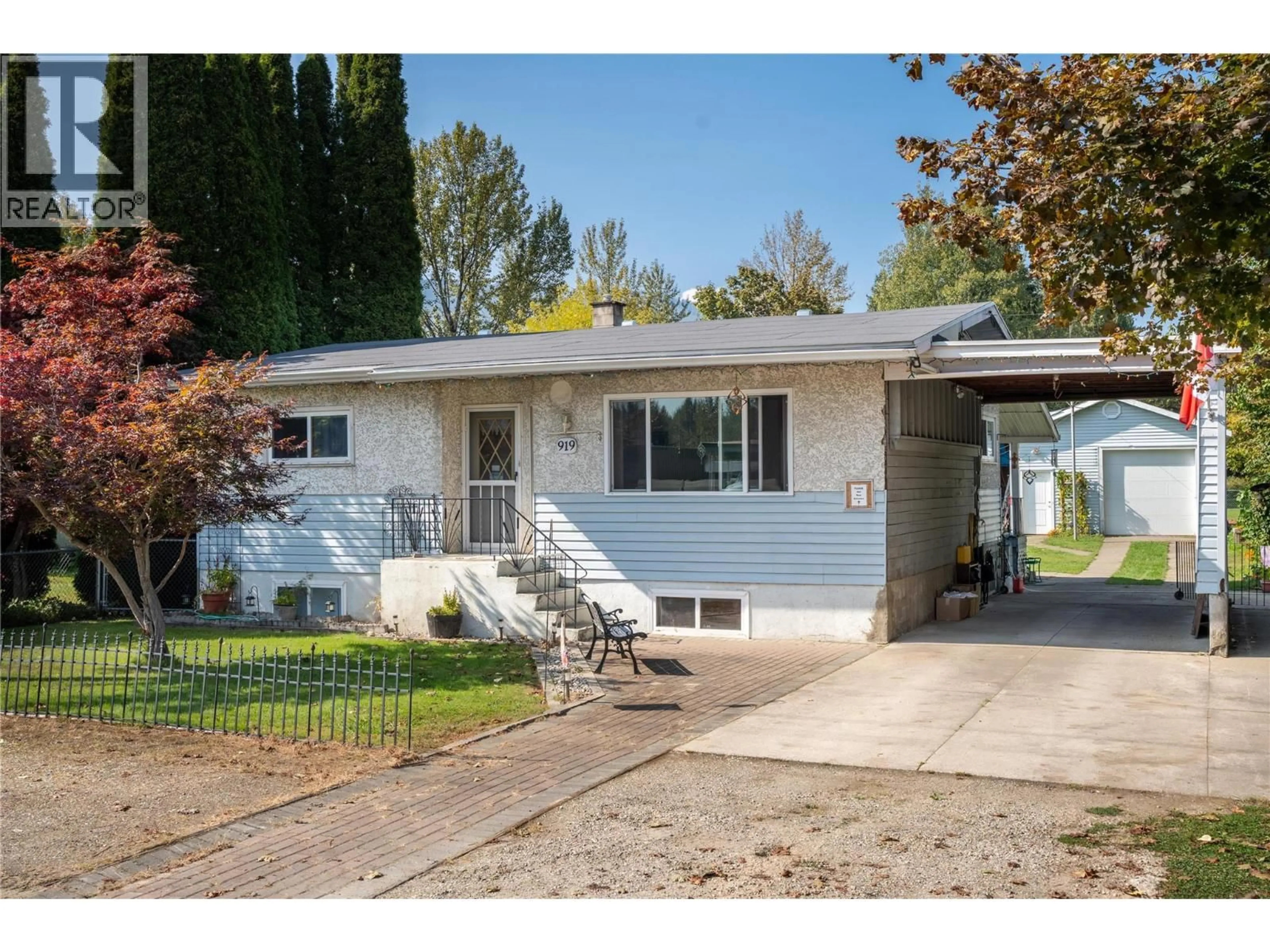 Home with vinyl exterior material, street for 919 DOWNIE STREET, Revelstoke British Columbia V0E2S0