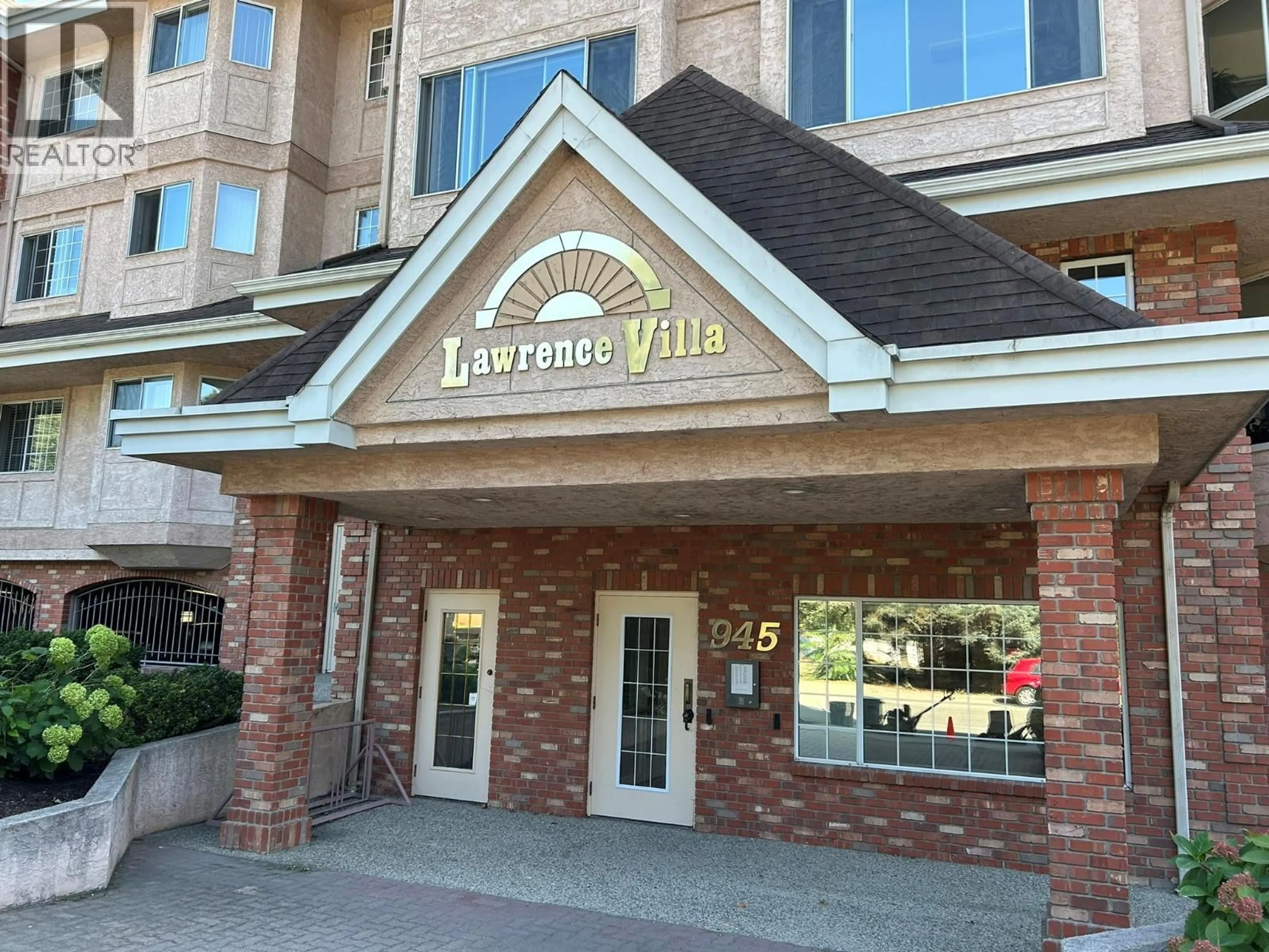 Indoor foyer for 304 - 945 LAWRENCE AVENUE, Kelowna British Columbia V1Y6M3