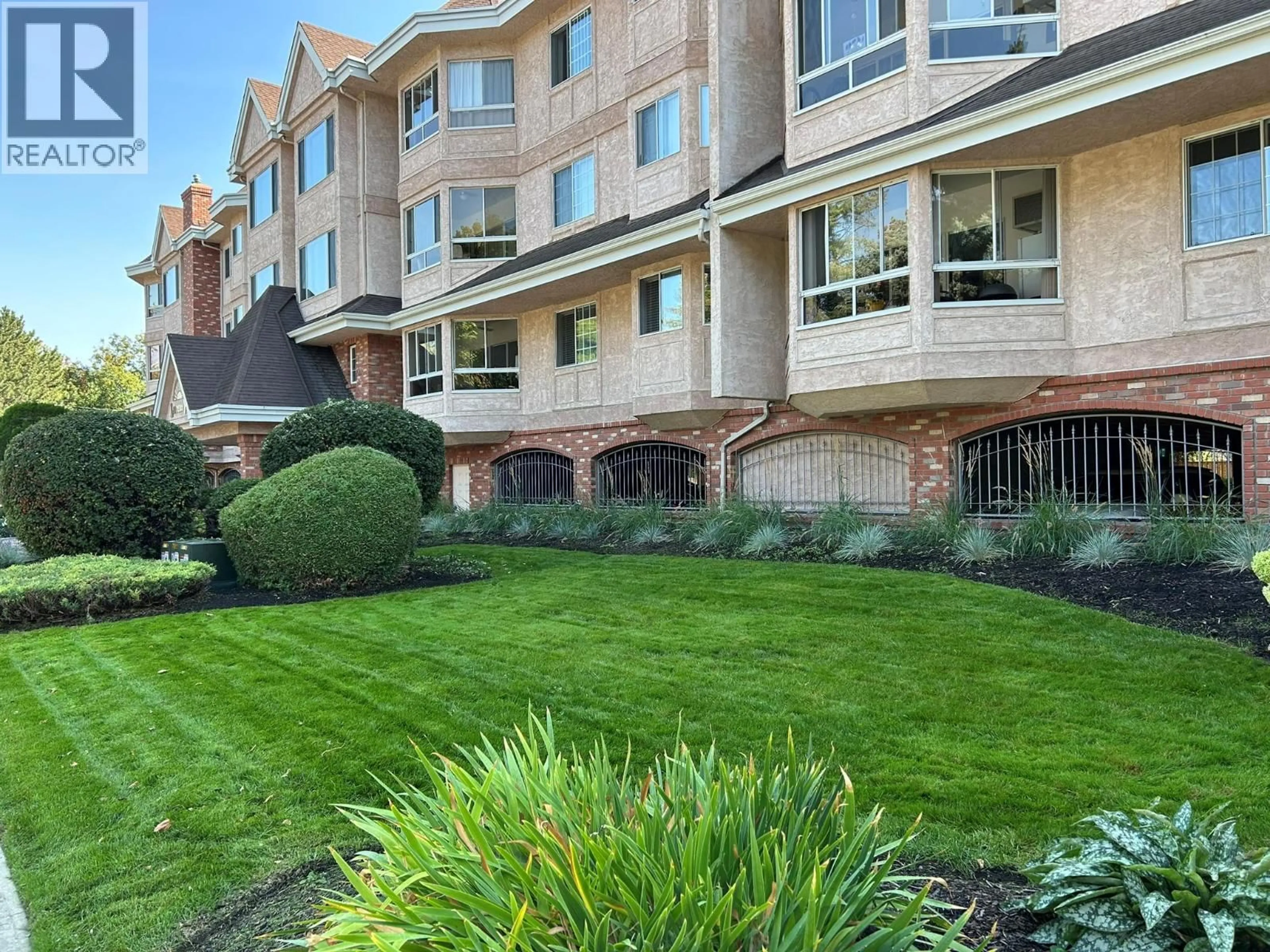 Patio, street for 304 - 945 LAWRENCE AVENUE, Kelowna British Columbia V1Y6M3