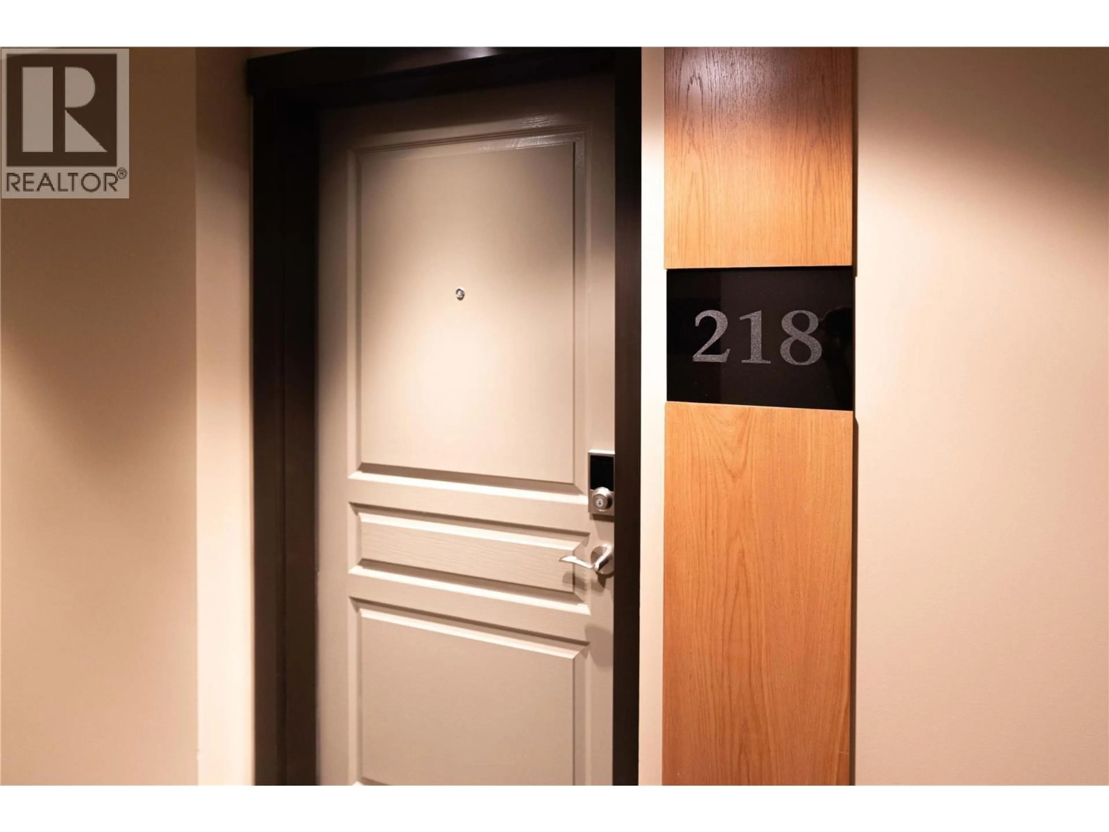Indoor foyer for 218 - 1089 SUNSET DRIVE, Kelowna British Columbia V1Y9Z3