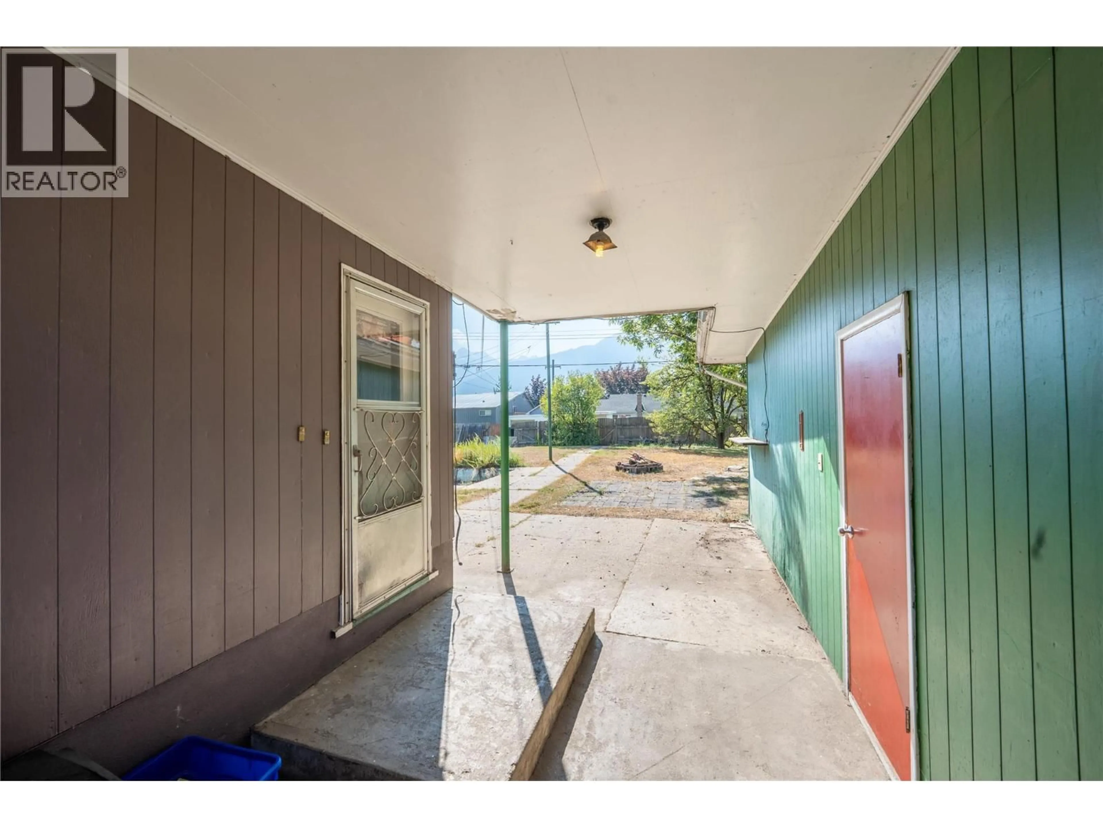 Indoor entryway for 1003 VICTORIA ROAD, Revelstoke British Columbia V0E2S0