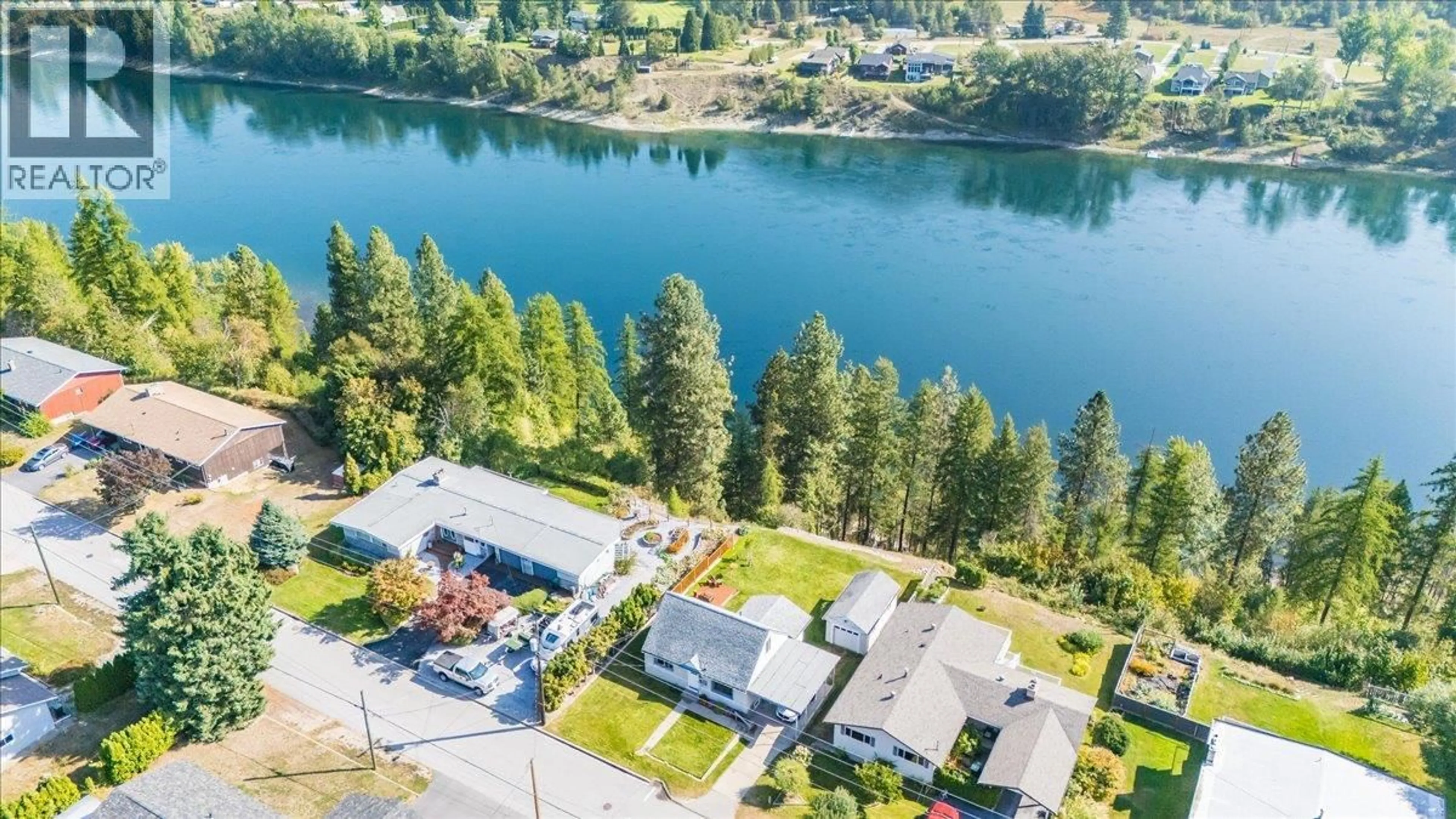 A pic from outside/outdoor area/front of a property/back of a property/a pic from drone, water/lake/river/ocean view for 3317 3RD AVENUE, Castlegar British Columbia V1N2R5