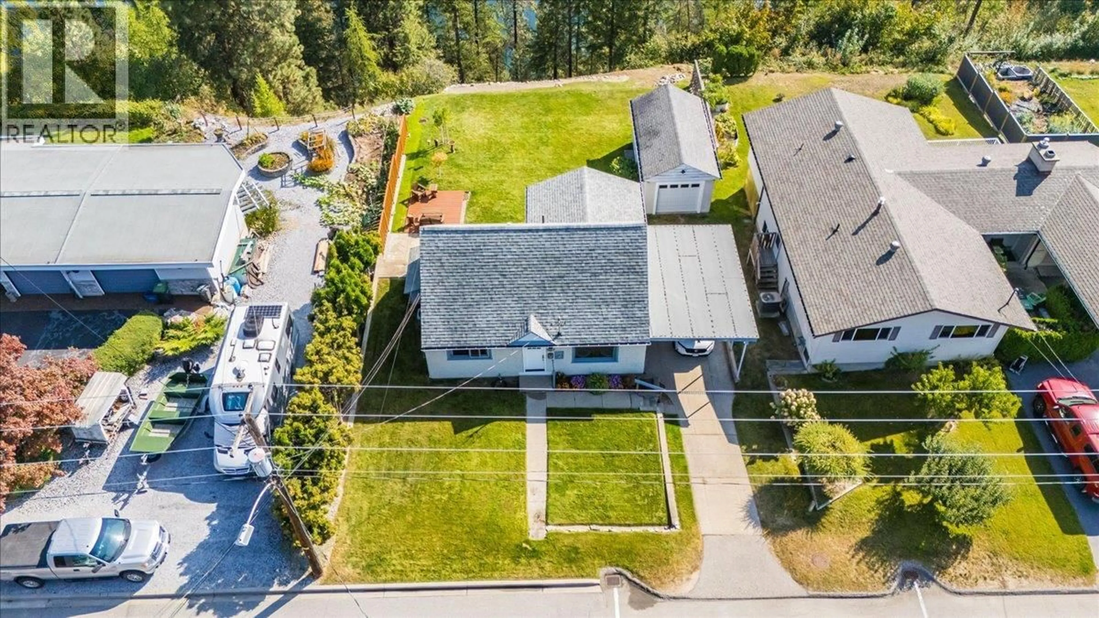 A pic from outside/outdoor area/front of a property/back of a property/a pic from drone, street for 3317 3RD AVENUE, Castlegar British Columbia V1N2R5