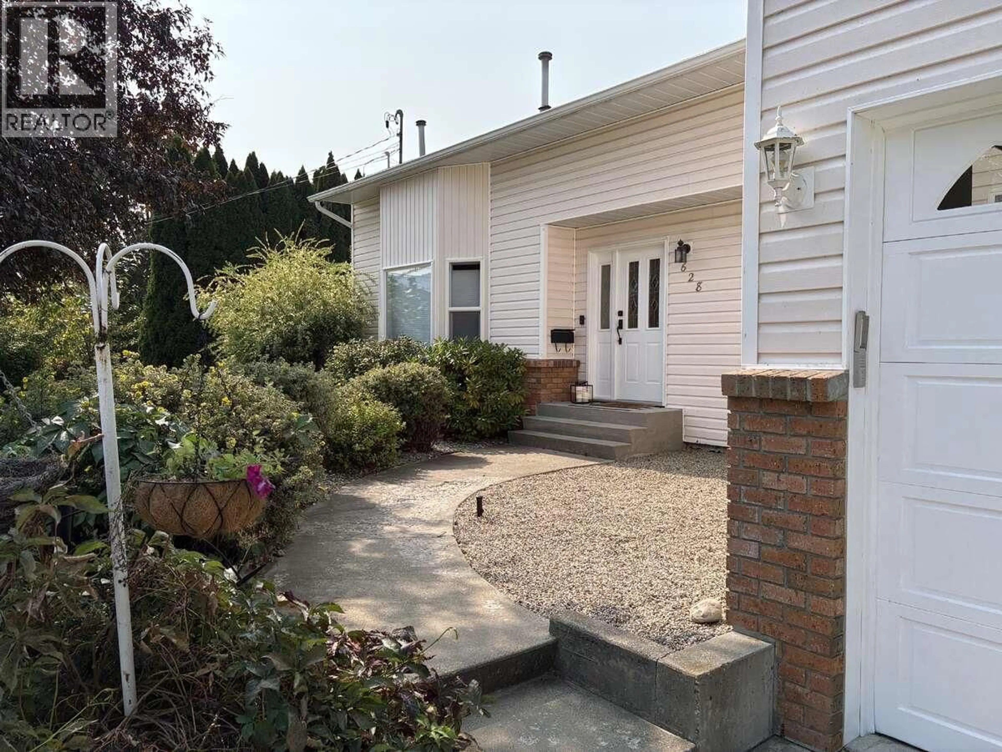 A pic from outside/outdoor area/front of a property/back of a property/a pic from drone, street for 2628 6TH AVENUE, Castlegar British Columbia V1N2W2