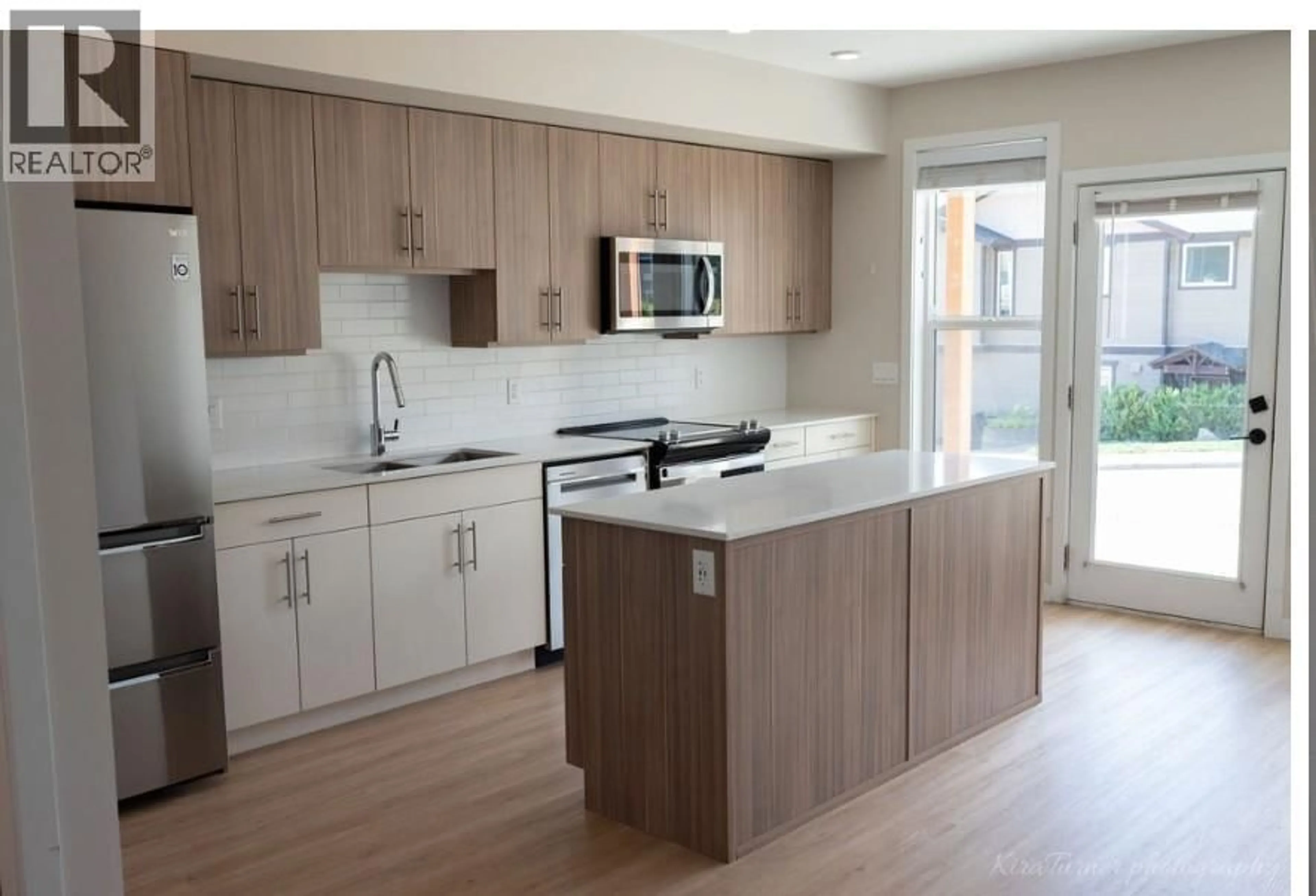 Open concept kitchen, wood/laminate floor for 86 - 685 BOYNTON PLACE, Kelowna British Columbia V1V2Z4