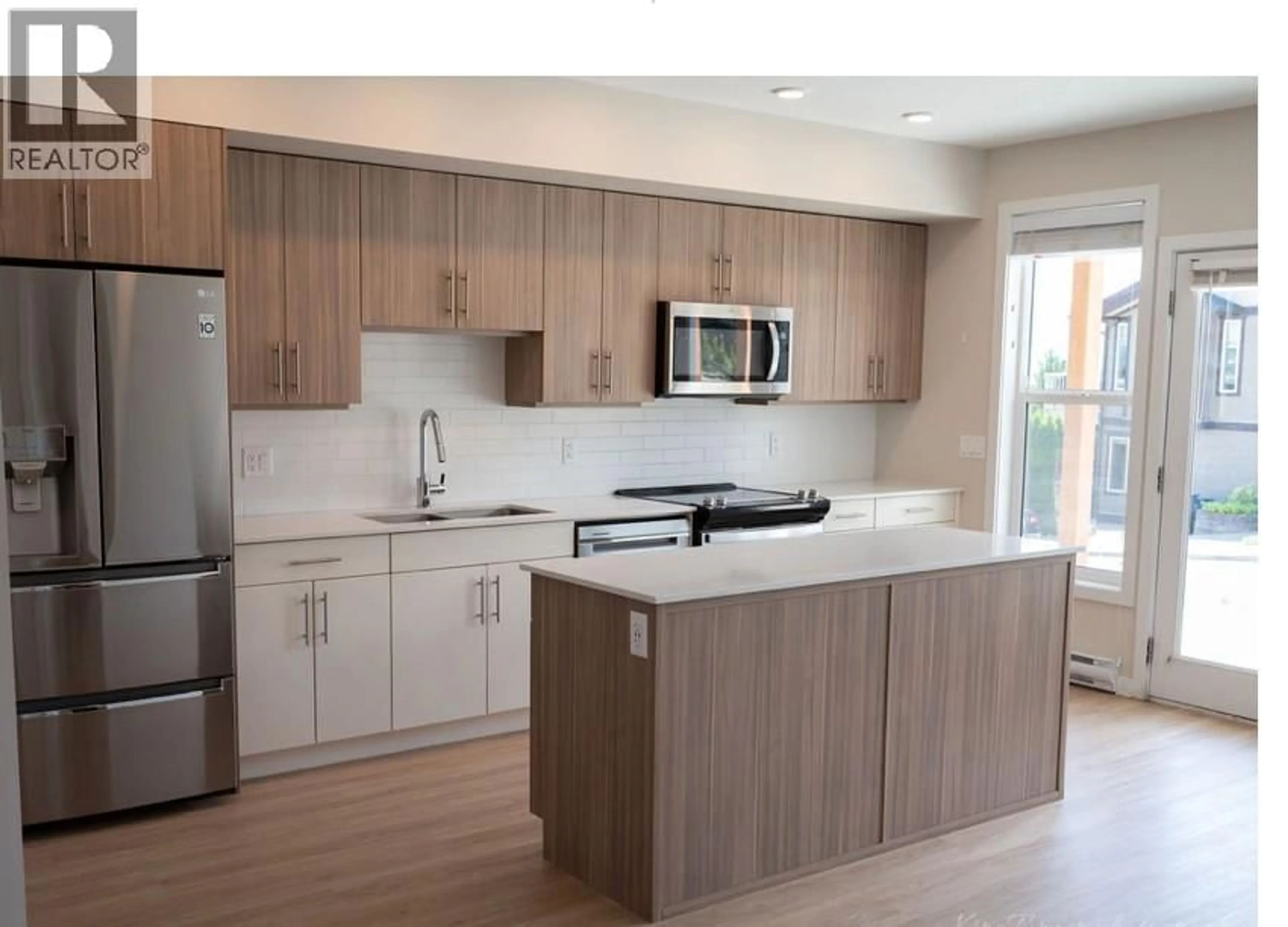 Open concept kitchen, wood/laminate floor for 86 - 685 BOYNTON PLACE, Kelowna British Columbia V1V2Z4