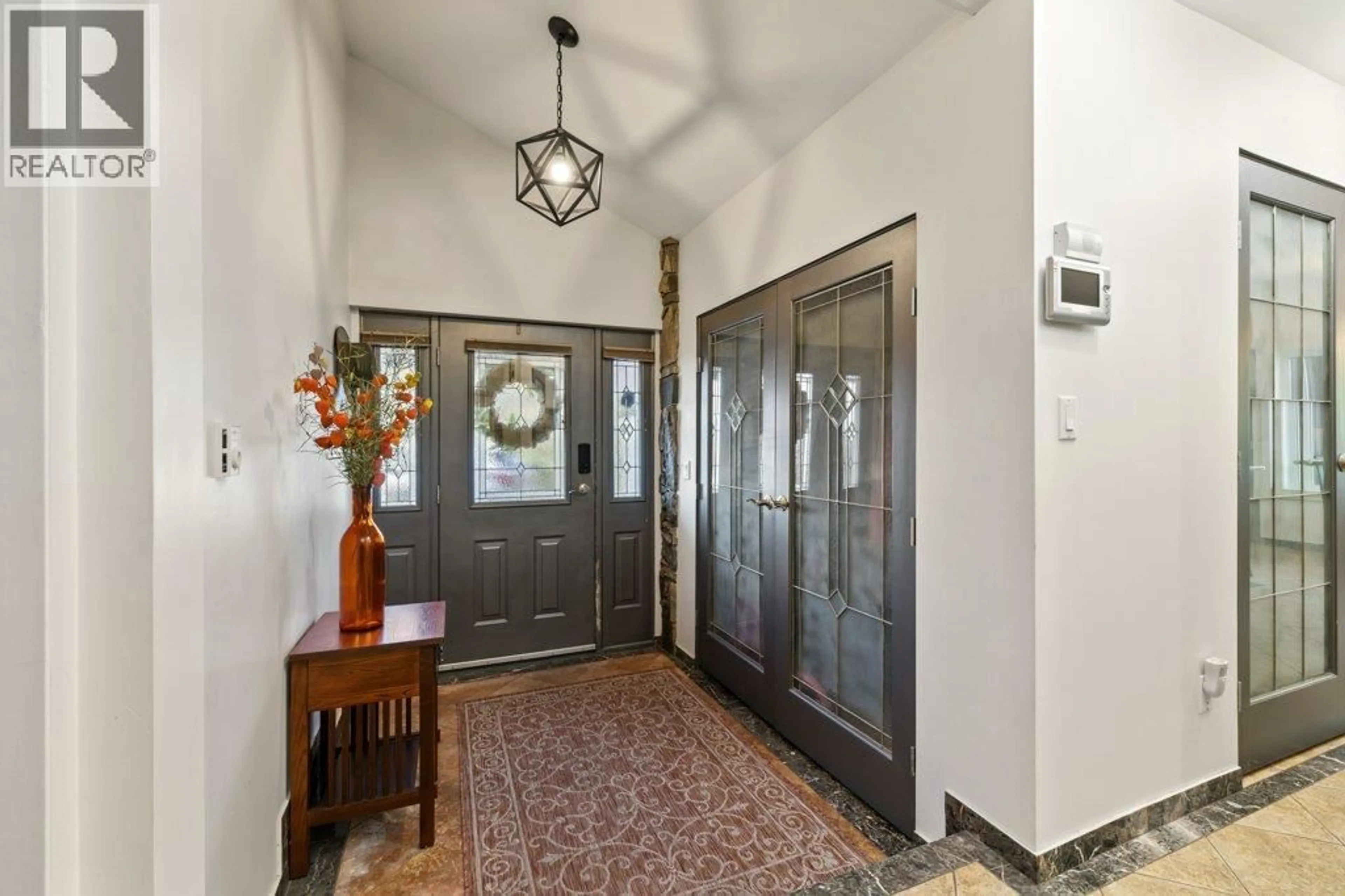 Indoor entryway for 2245 BENNETT ROAD, Kelowna British Columbia V1V2N3